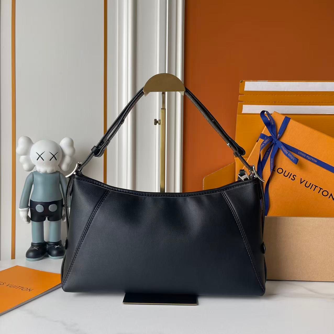 C5234 Upgrade Version 【Real photos, quality from Guangzhou factory, compare with three options】 M27578 M46203 M13014 24861 This LV x TM Carryall East West handbag is part of the reissued series by Louis Vuitton x Takashi Murakami. The Monogram coated canv — image 4