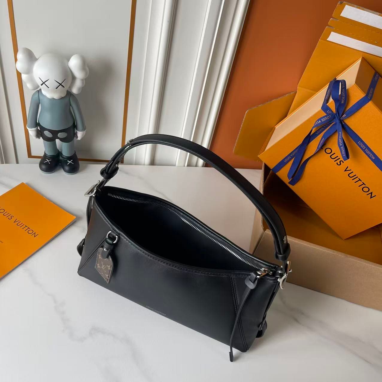 C5234 Upgrade Version 【Real photos, quality from Guangzhou factory, compare with three options】 M27578 M46203 M13014 24861 This LV x TM Carryall East West handbag is part of the reissued series by Louis Vuitton x Takashi Murakami. The Monogram coated canv — image 8