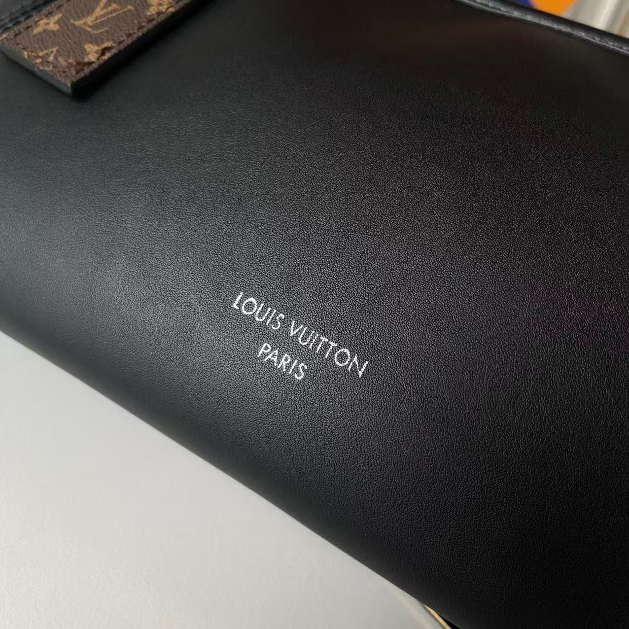 C5234 Upgrade Version 【Real photos, quality from Guangzhou factory, compare with three options】 M27578 M46203 M13014 24861 This LV x TM Carryall East West handbag is part of the reissued series by Louis Vuitton x Takashi Murakami. The Monogram coated canv — image 7