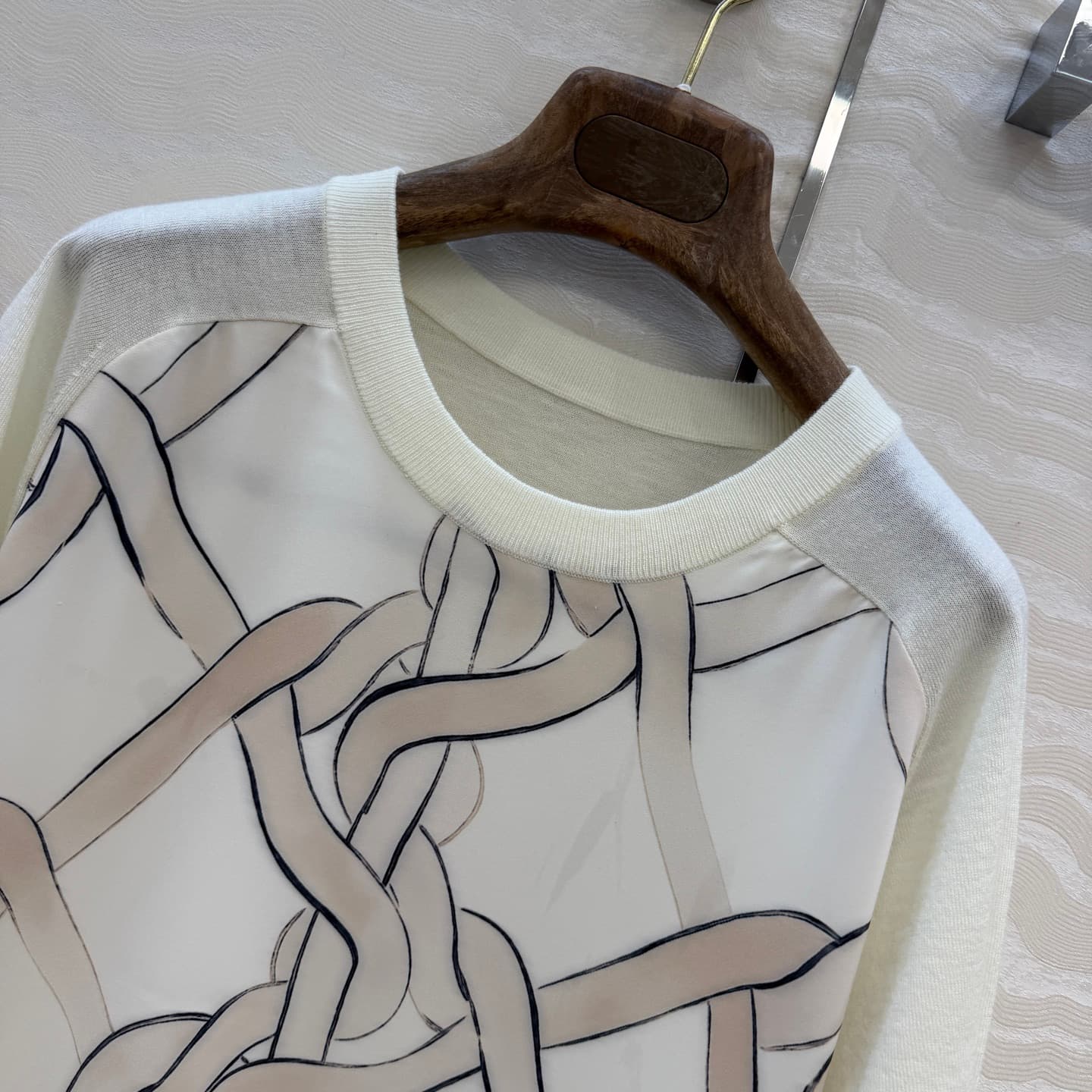 C18529 High-quality original items❤️Outfits with a sophisticated, old-fashioned style! A short-sleeve sweater featuring elegant print patterns. The silk-like texture of the printed fabric is extremely delicate and soft! A must-have item for those who poss — image 4