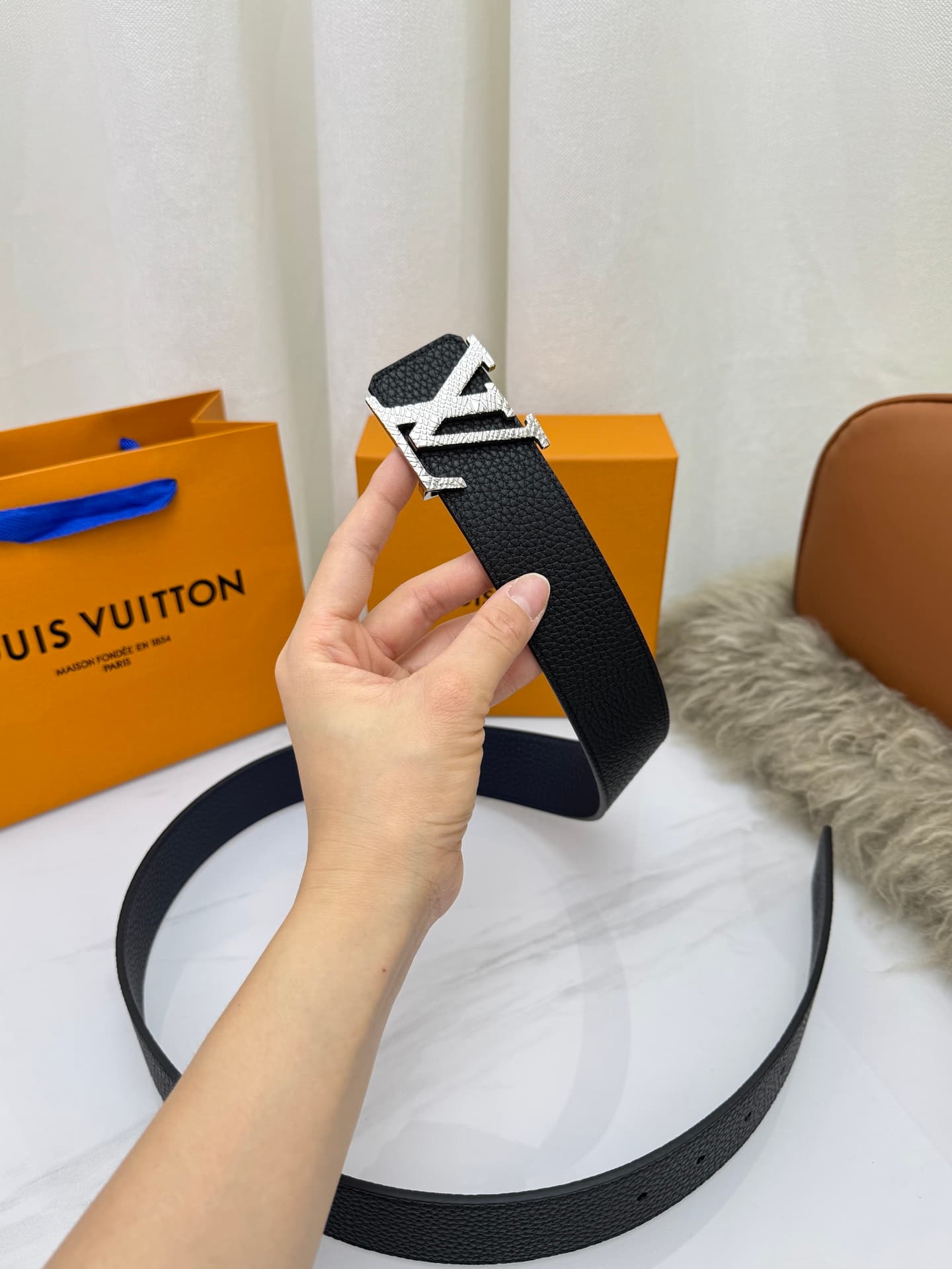 C32999 LV – Luxury modern style. Featured with elegant and sophisticated design elements. Soft and sturdy straps that can be paired with various outfits, from formal dresses to casual clothes. Width: 4.0cm — image 4