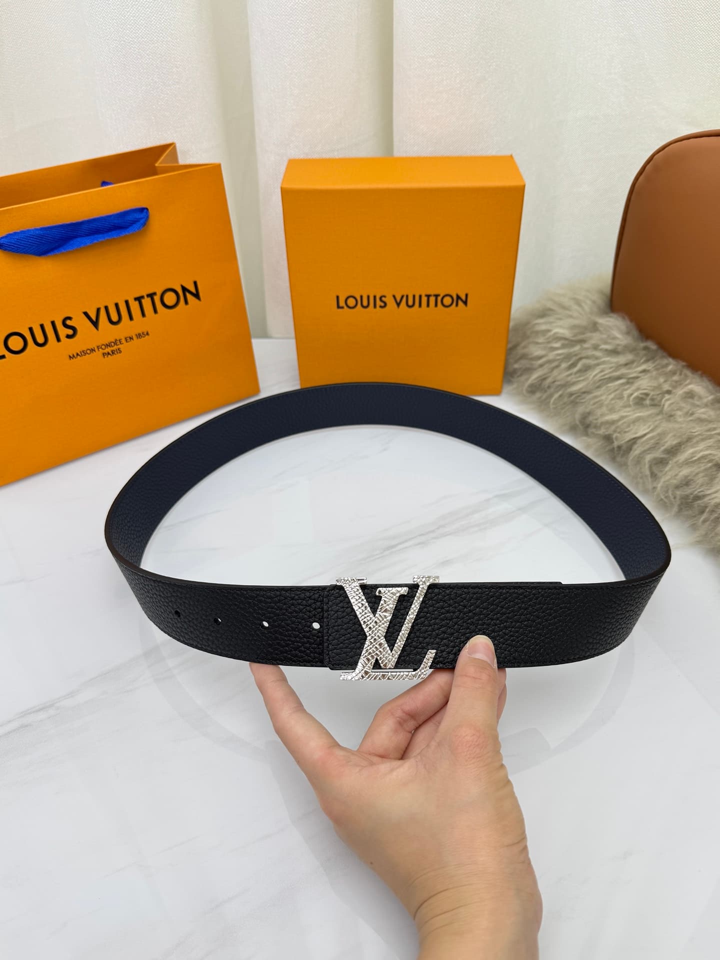 C32999 LV – Luxury modern style. Featured with elegant and sophisticated design elements. Soft and sturdy straps that can be paired with various outfits, from formal dresses to casual clothes. Width: 4.0cm — image 8