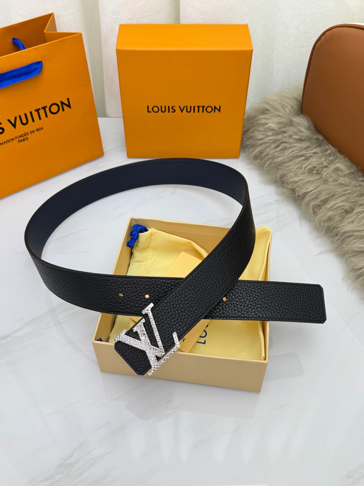 C32999 LV – Luxury modern style. Featured with elegant and sophisticated design elements. Soft and sturdy straps that can be paired with various outfits, from formal dresses to casual clothes. Width: 4.0cm — image 2