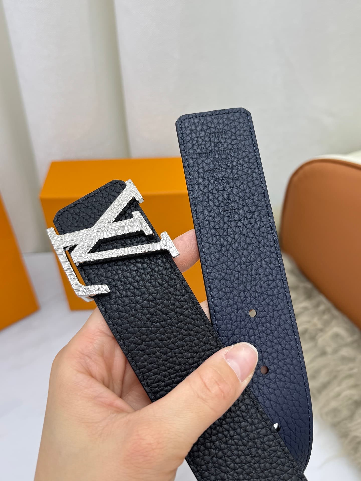 C32999 LV – Luxury modern style. Featured with elegant and sophisticated design elements. Soft and sturdy straps that can be paired with various outfits, from formal dresses to casual clothes. Width: 4.0cm — image 7