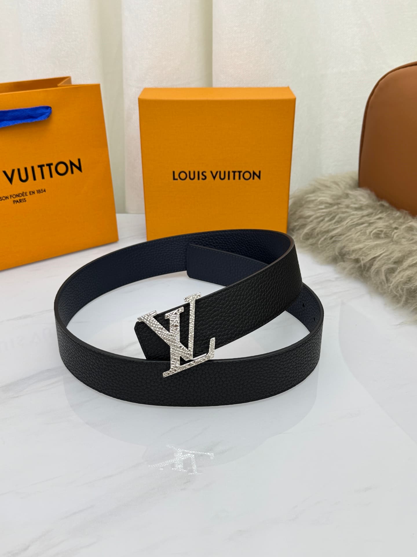 C32999 LV – Luxury modern style. Featured with elegant and sophisticated design elements. Soft and sturdy straps that can be paired with various outfits, from formal dresses to casual clothes. Width: 4.0cm — image 3