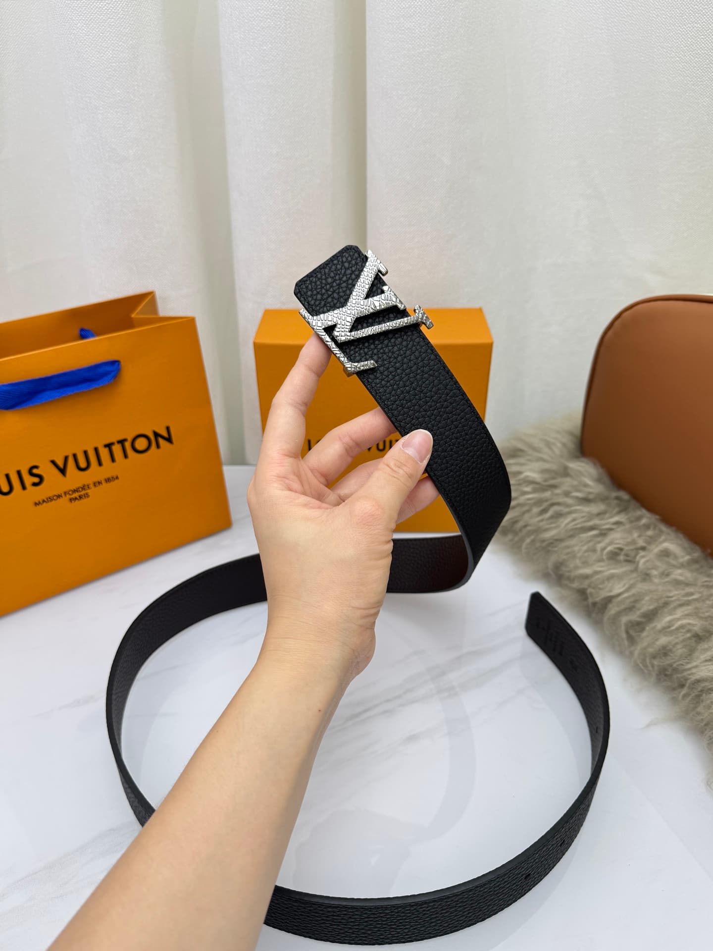C33001 LV – Luxury modern style. Featured with elegant and sophisticated design elements. Soft and sturdy straps that can be paired with various garments, from formal wear to casual clothes. Width: 4.0cm — image 4