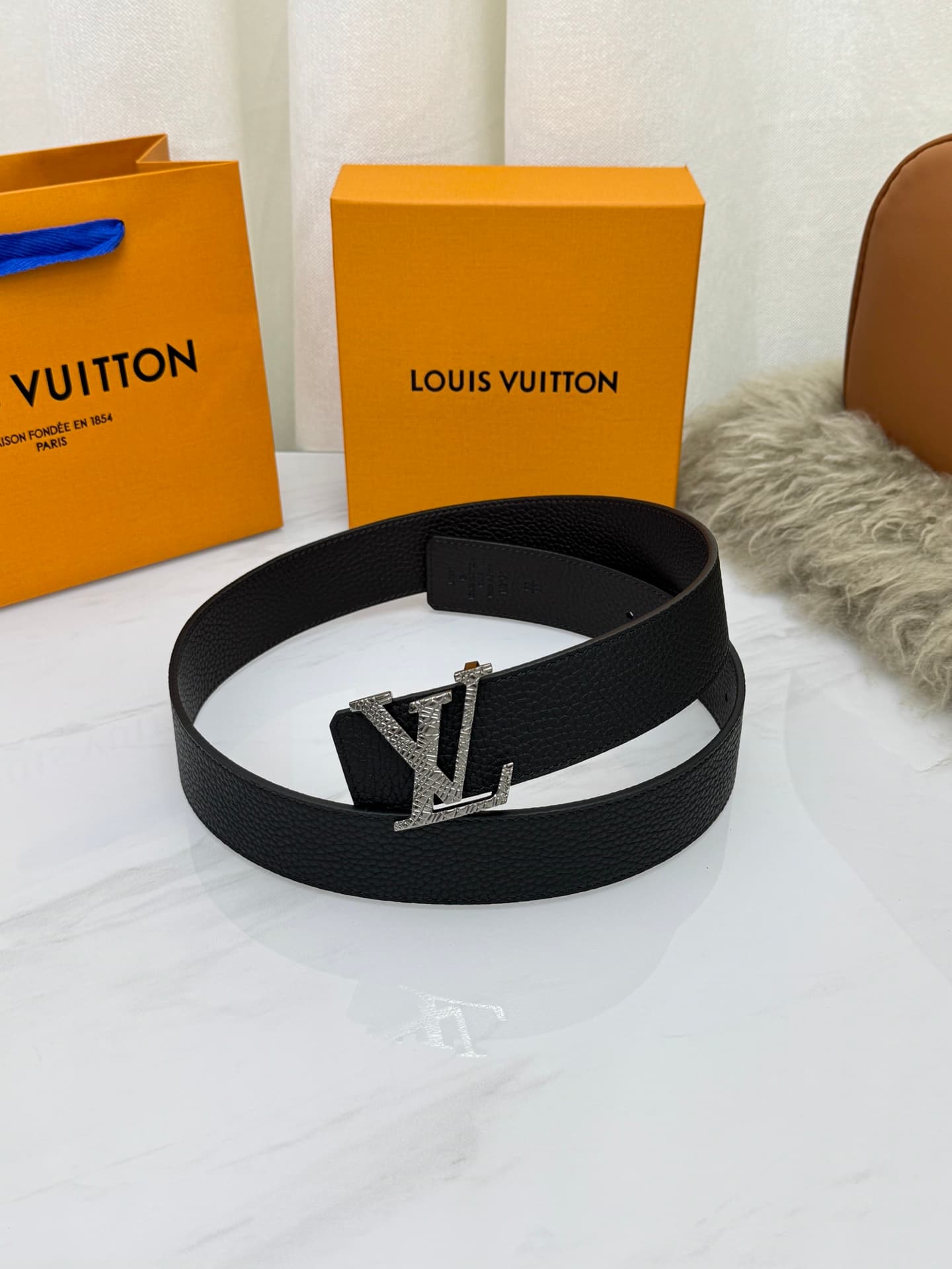 C33001 LV – Luxury modern style. Featured with elegant and sophisticated design elements. Soft and sturdy straps that can be paired with various garments, from formal wear to casual clothes. Width: 4.0cm — image 5