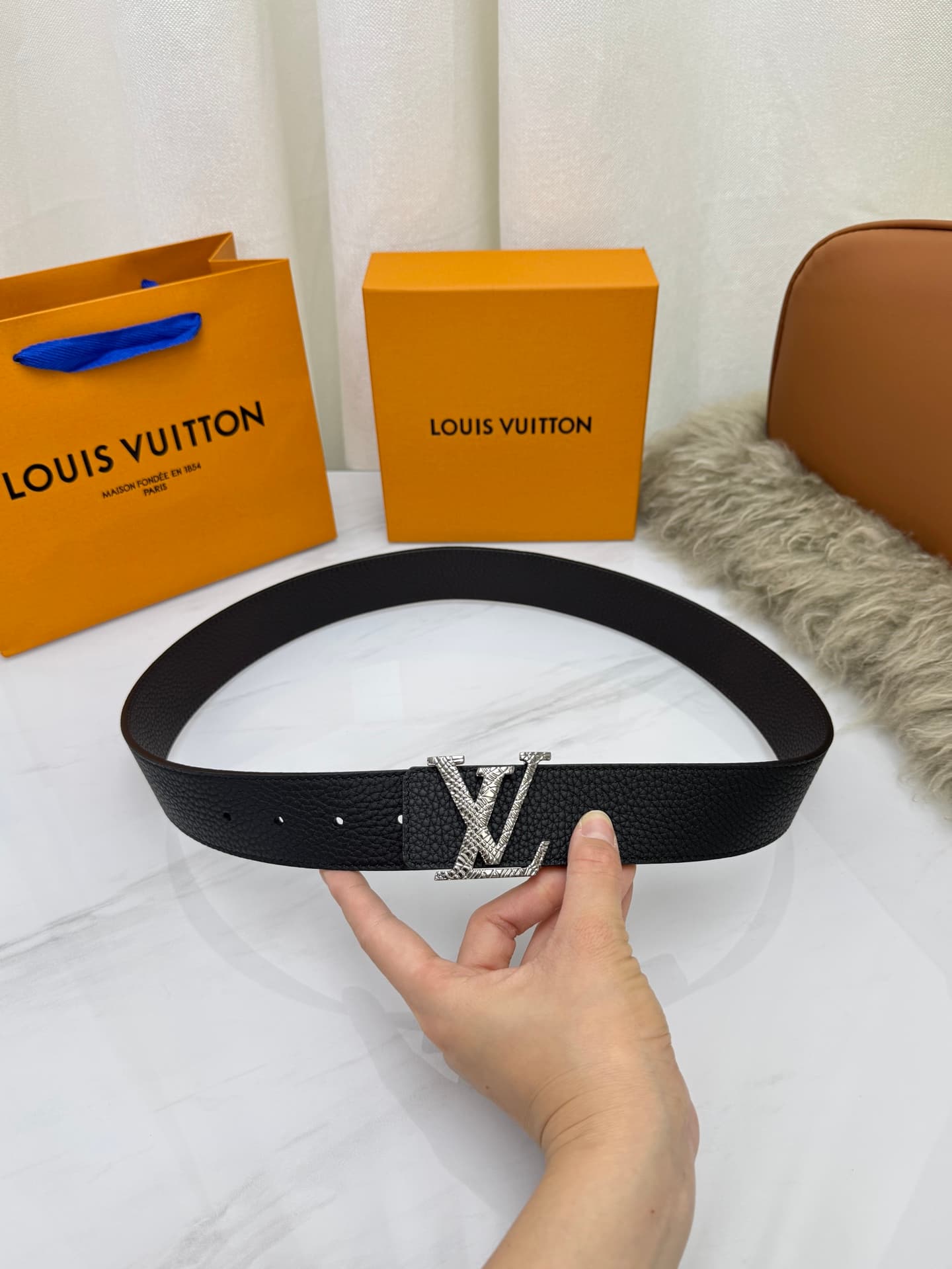 C33001 LV – Luxury modern style. Featured with elegant and sophisticated design elements. Soft and sturdy straps that can be paired with various garments, from formal wear to casual clothes. Width: 4.0cm — image 8