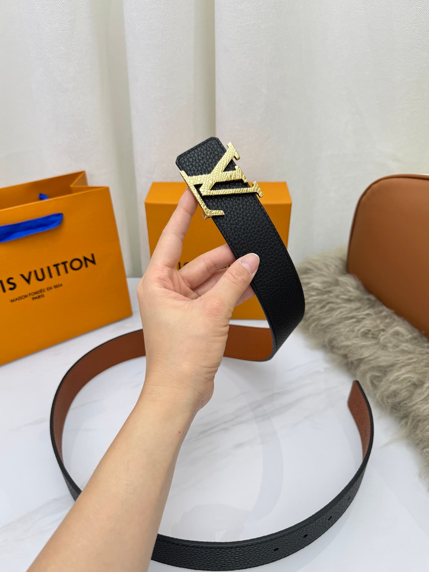 C32998 LV – Luxury modern style. Featured with elegant and sophisticated design elements. Soft and sturdy straps that can be paired with various garments, from formal wear to casual clothing. Width: 4.0cm — image 3
