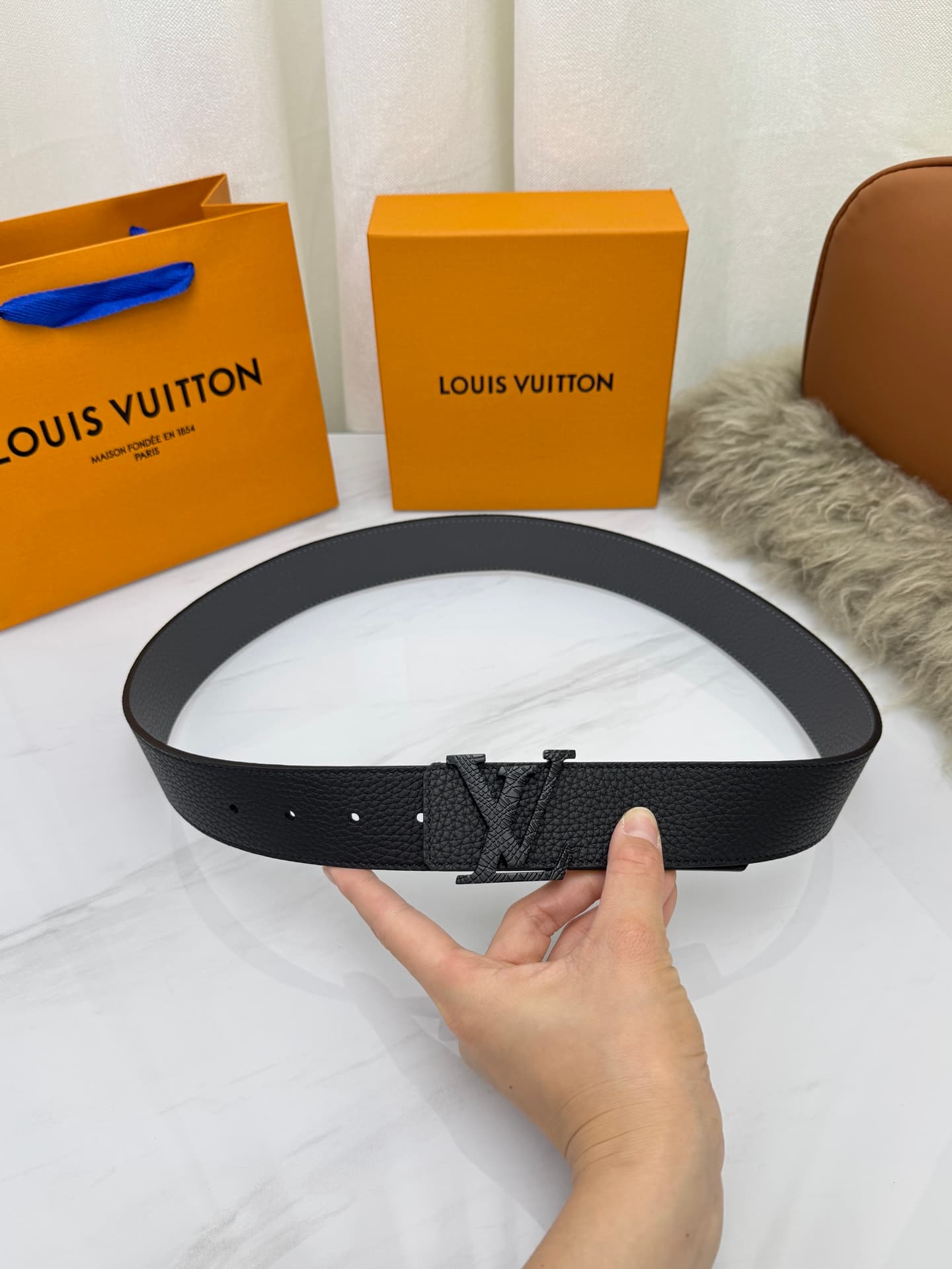 C32997 LV Luxury Modern Style – features elegant and sophisticated design elements. Soft and sturdy straps that can be paired with various outfits, from formal dresses to casual clothes. Width: 4.0cm — image 8