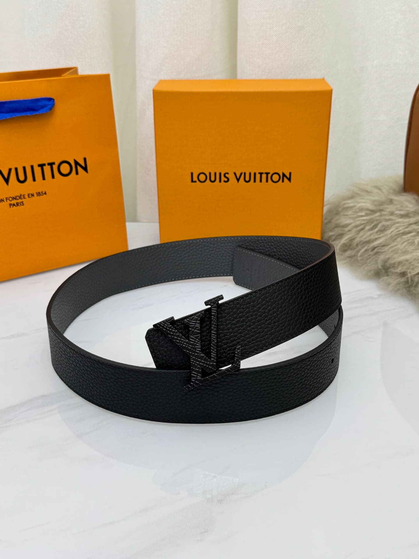 C32997 LV Luxury Modern Style – features elegant and sophisticated design elements. Soft and sturdy straps that can be paired with various outfits, from formal dresses to casual clothes. Width: 4.0cm — image 7