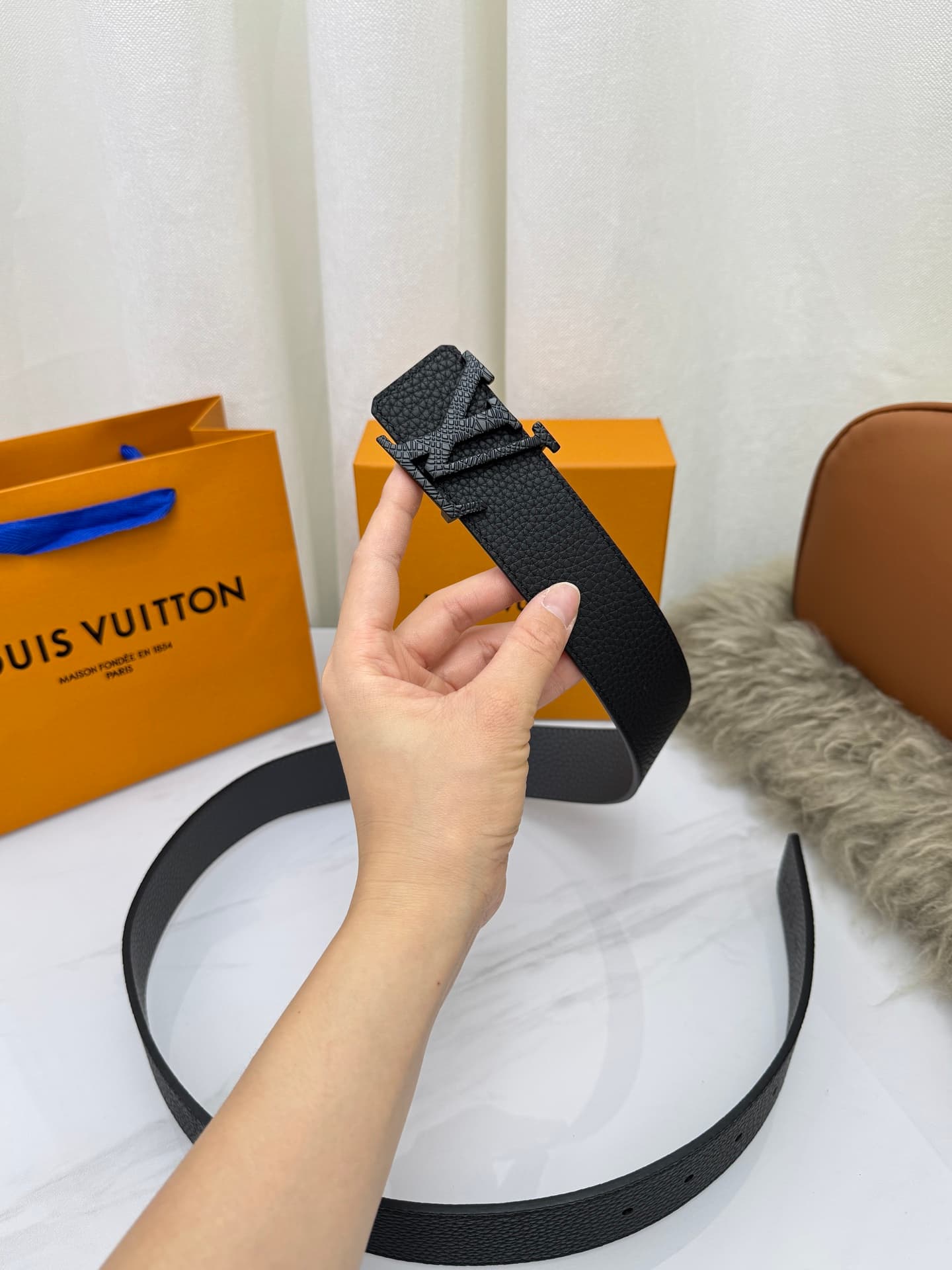 C32997 LV Luxury Modern Style – features elegant and sophisticated design elements. Soft and sturdy straps that can be paired with various outfits, from formal dresses to casual clothes. Width: 4.0cm — image 3