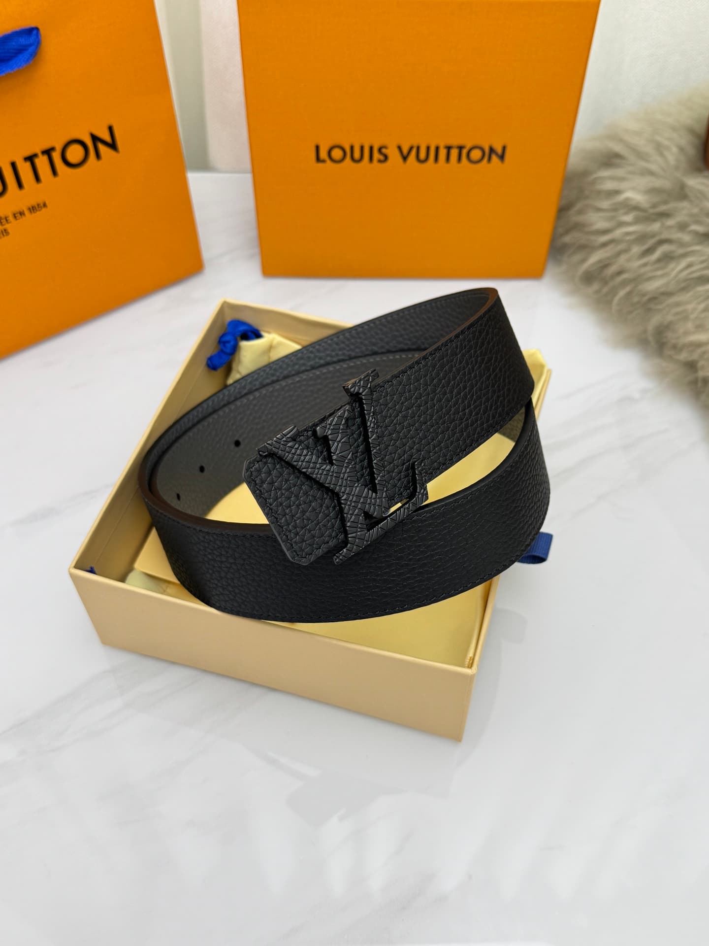 C32997 LV Luxury Modern Style – features elegant and sophisticated design elements. Soft and sturdy straps that can be paired with various outfits, from formal dresses to casual clothes. Width: 4.0cm — image 1