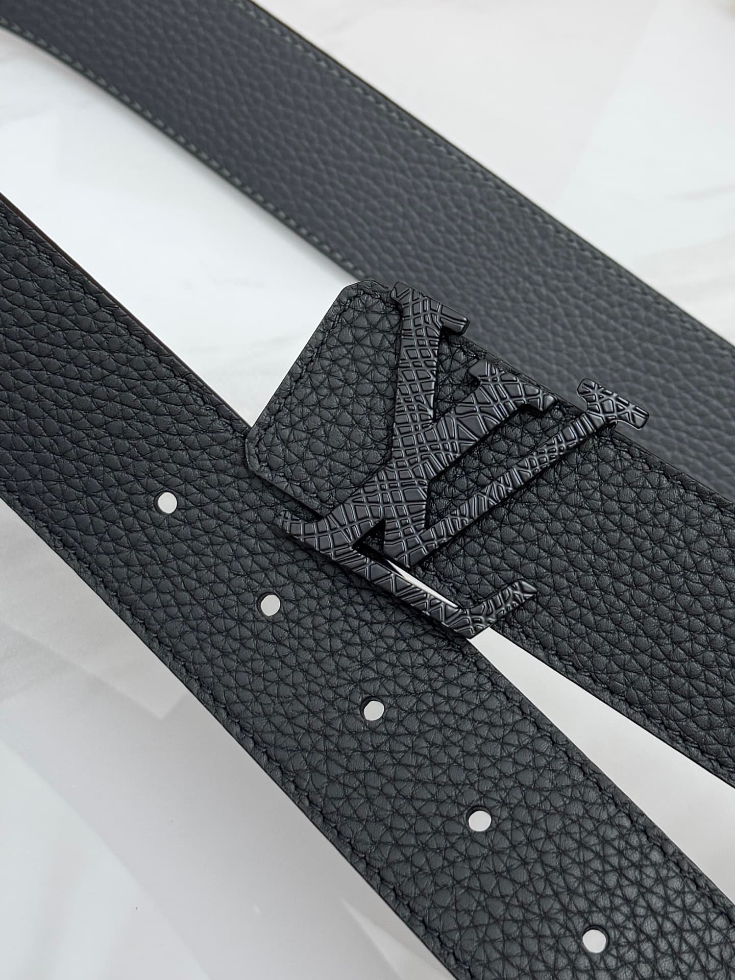C32997 LV Luxury Modern Style – features elegant and sophisticated design elements. Soft and sturdy straps that can be paired with various outfits, from formal dresses to casual clothes. Width: 4.0cm — image 5