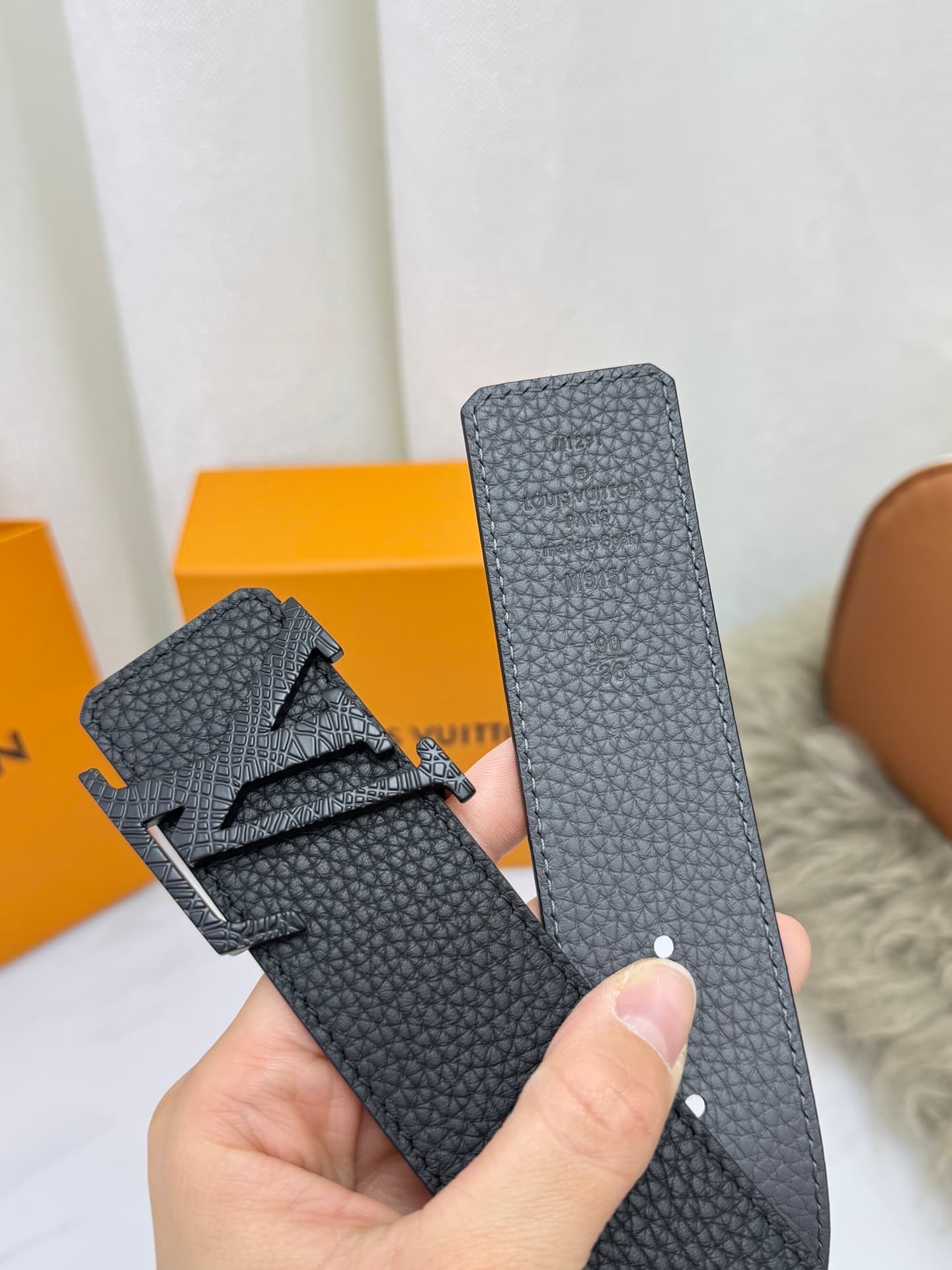 C32997 LV Luxury Modern Style – features elegant and sophisticated design elements. Soft and sturdy straps that can be paired with various outfits, from formal dresses to casual clothes. Width: 4.0cm — image 6