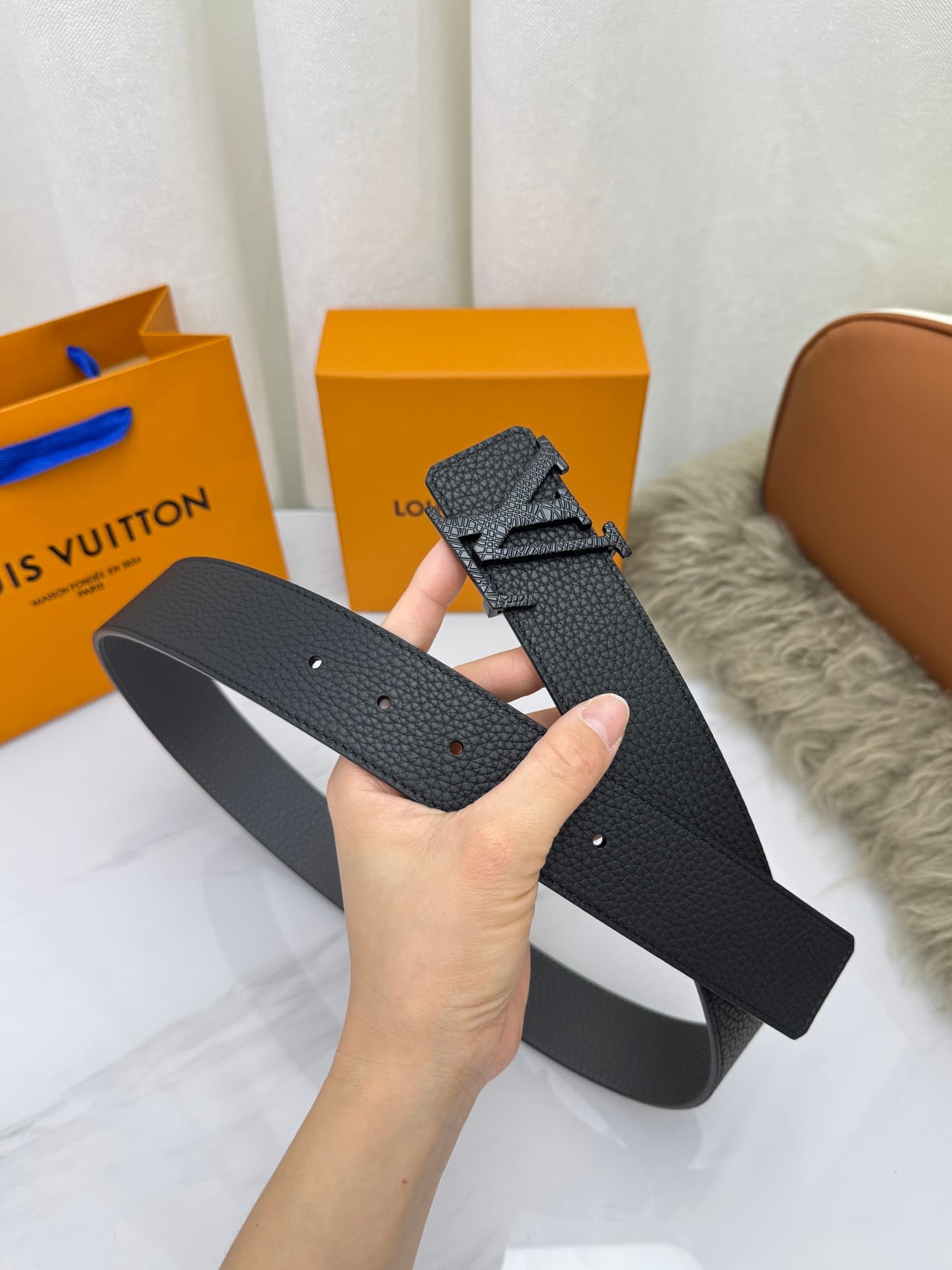 C32997 LV Luxury Modern Style – features elegant and sophisticated design elements. Soft and sturdy straps that can be paired with various outfits, from formal dresses to casual clothes. Width: 4.0cm — image 4