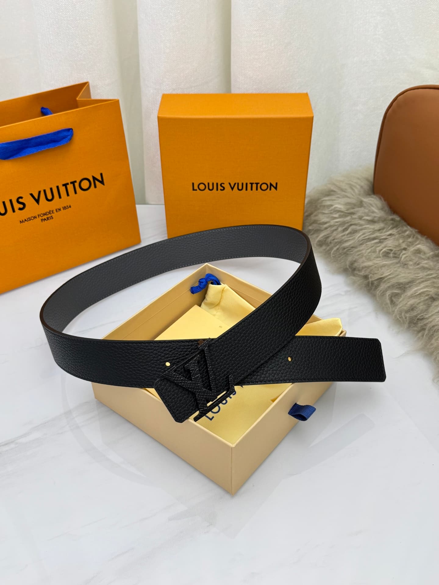 C32997 LV Luxury Modern Style – features elegant and sophisticated design elements. Soft and sturdy straps that can be paired with various outfits, from formal dresses to casual clothes. Width: 4.0cm — image 2