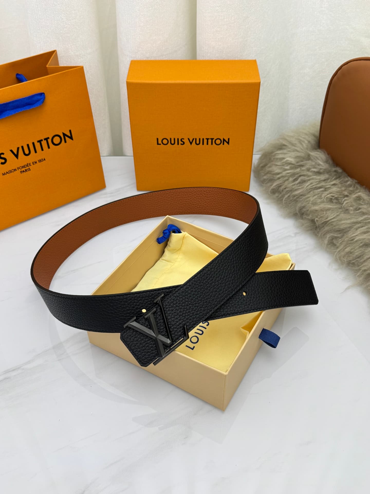 C33003 LV Luxury Modern Style. Featured with elegant and sophisticated design elements. Soft and sturdy straps that can be paired with various garments, from formal dresses to casual wear. Width: 4.0cm — image 2