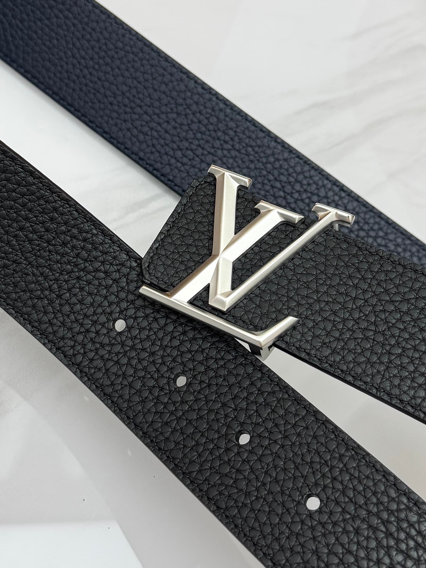 C33002 LV – Luxury modern style. Featured with elegant and sophisticated design elements. Soft and sturdy straps that can be paired with various outfits, from formal dresses to casual clothes. Width: 4.0cm — image 6