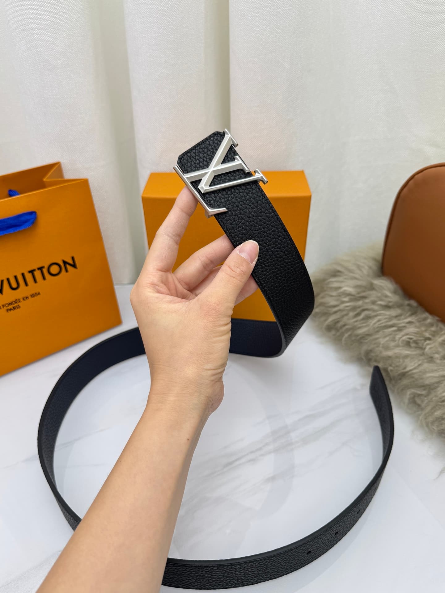 C33002 LV – Luxury modern style. Featured with elegant and sophisticated design elements. Soft and sturdy straps that can be paired with various outfits, from formal dresses to casual clothes. Width: 4.0cm — image 3