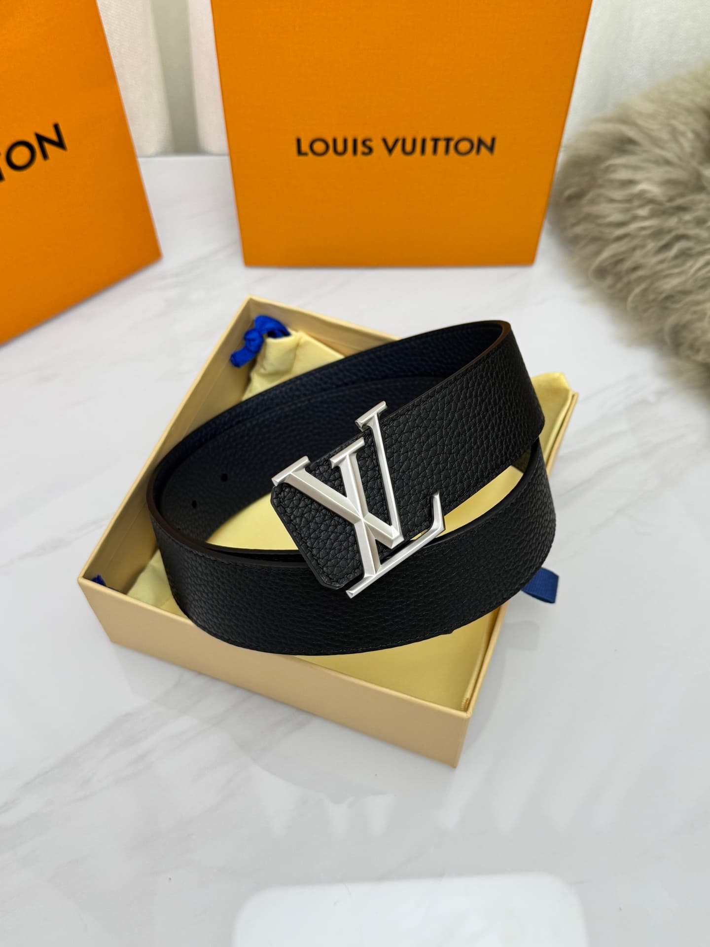 C33002 LV – Luxury modern style. Featured with elegant and sophisticated design elements. Soft and sturdy straps that can be paired with various outfits, from formal dresses to casual clothes. Width: 4.0cm — image 1