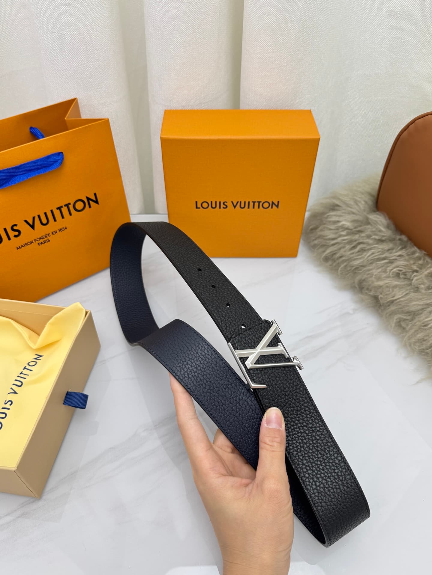 C33002 LV – Luxury modern style. Featured with elegant and sophisticated design elements. Soft and sturdy straps that can be paired with various outfits, from formal dresses to casual clothes. Width: 4.0cm — image 8