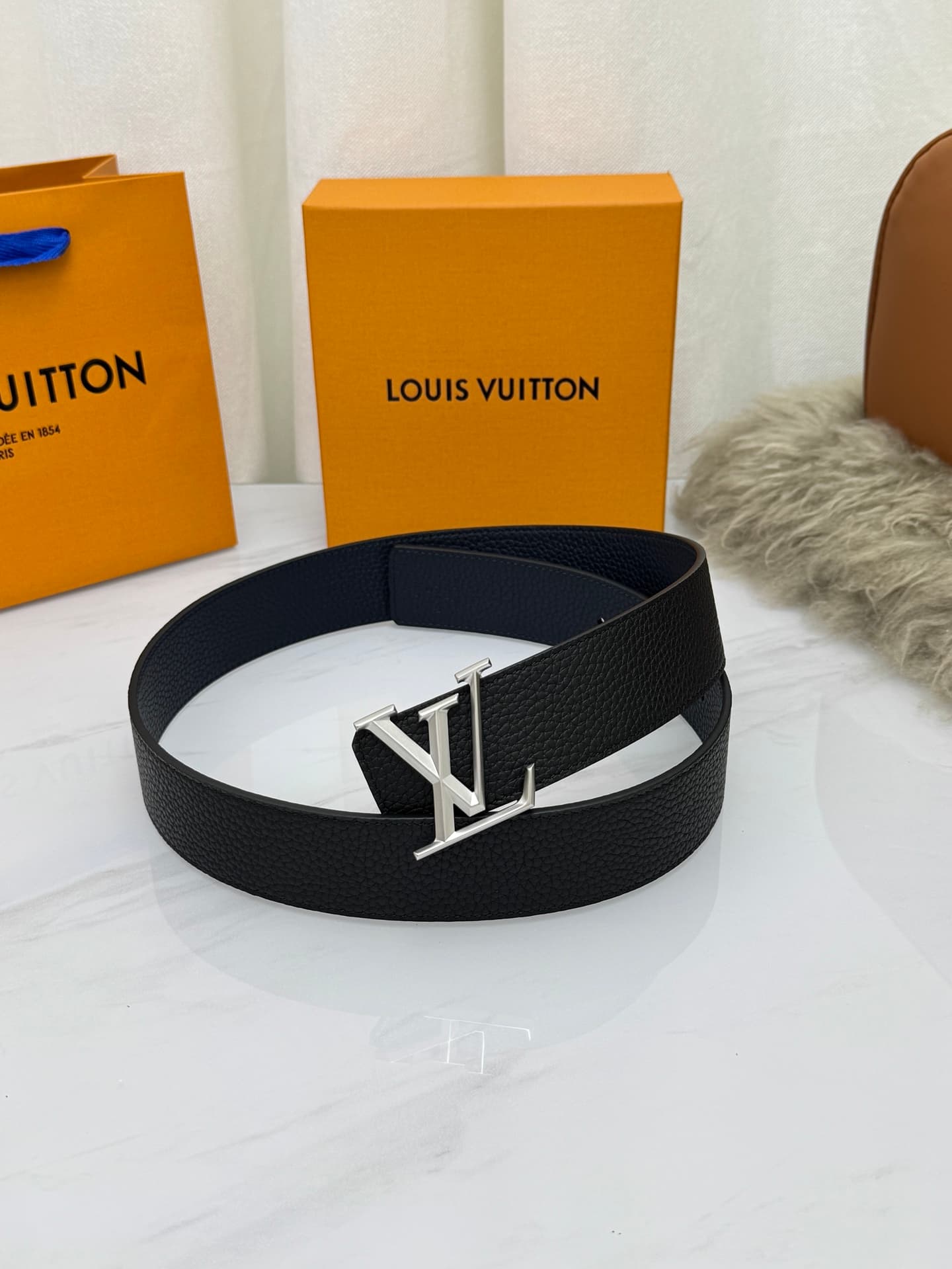 C33002 LV – Luxury modern style. Featured with elegant and sophisticated design elements. Soft and sturdy straps that can be paired with various outfits, from formal dresses to casual clothes. Width: 4.0cm — image 5