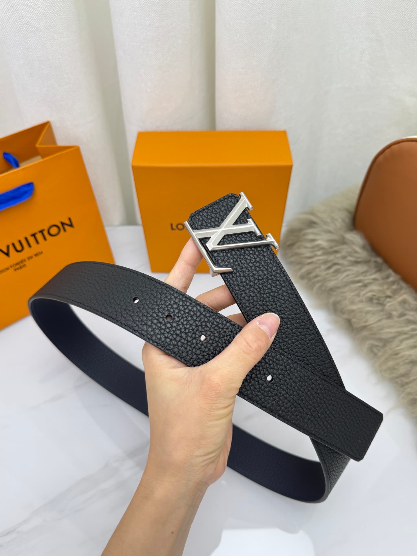 C33002 LV – Luxury modern style. Featured with elegant and sophisticated design elements. Soft and sturdy straps that can be paired with various outfits, from formal dresses to casual clothes. Width: 4.0cm — image 4