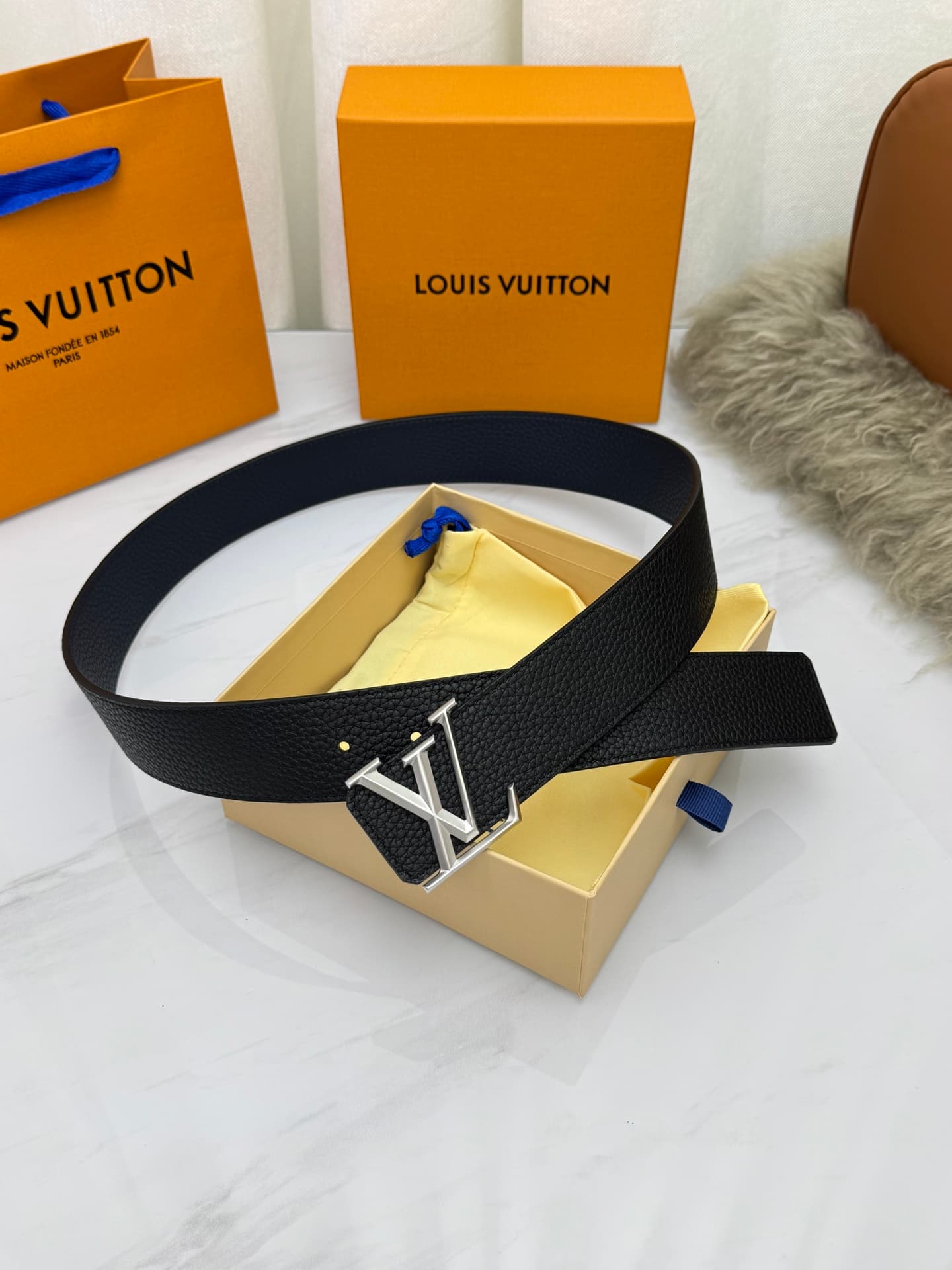 C33002 LV – Luxury modern style. Featured with elegant and sophisticated design elements. Soft and sturdy straps that can be paired with various outfits, from formal dresses to casual clothes. Width: 4.0cm — image 2