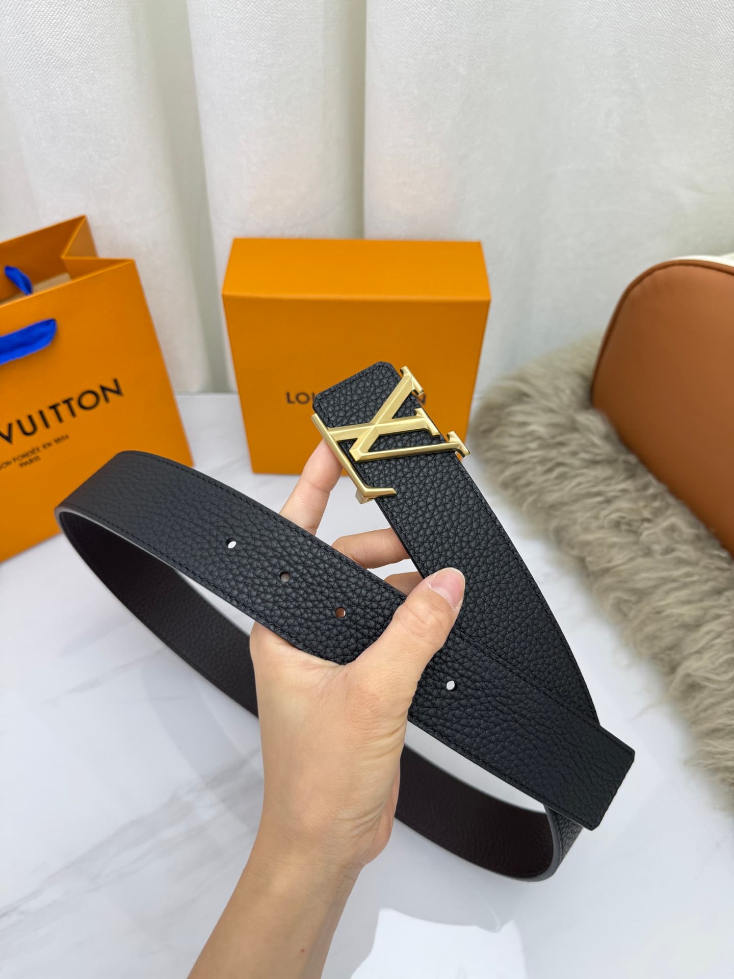 C33000 LV – Luxury modern style. Featured with elegant and sophisticated design elements. Soft and sturdy straps that can be paired with various clothing items, from formal dresses to casual wear. Width: 4.0cm — image 4