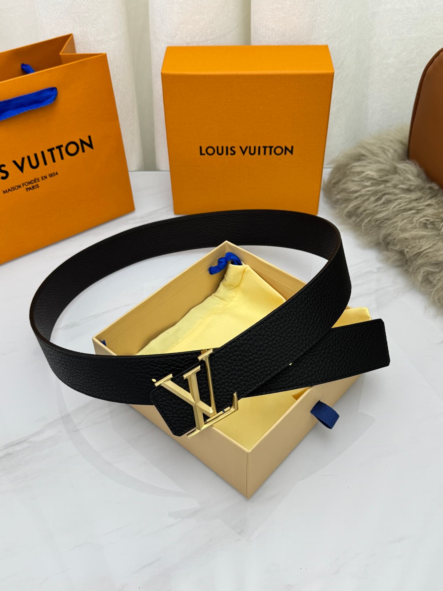 C33000 LV – Luxury modern style. Featured with elegant and sophisticated design elements. Soft and sturdy straps that can be paired with various clothing items, from formal dresses to casual wear. Width: 4.0cm — image 2
