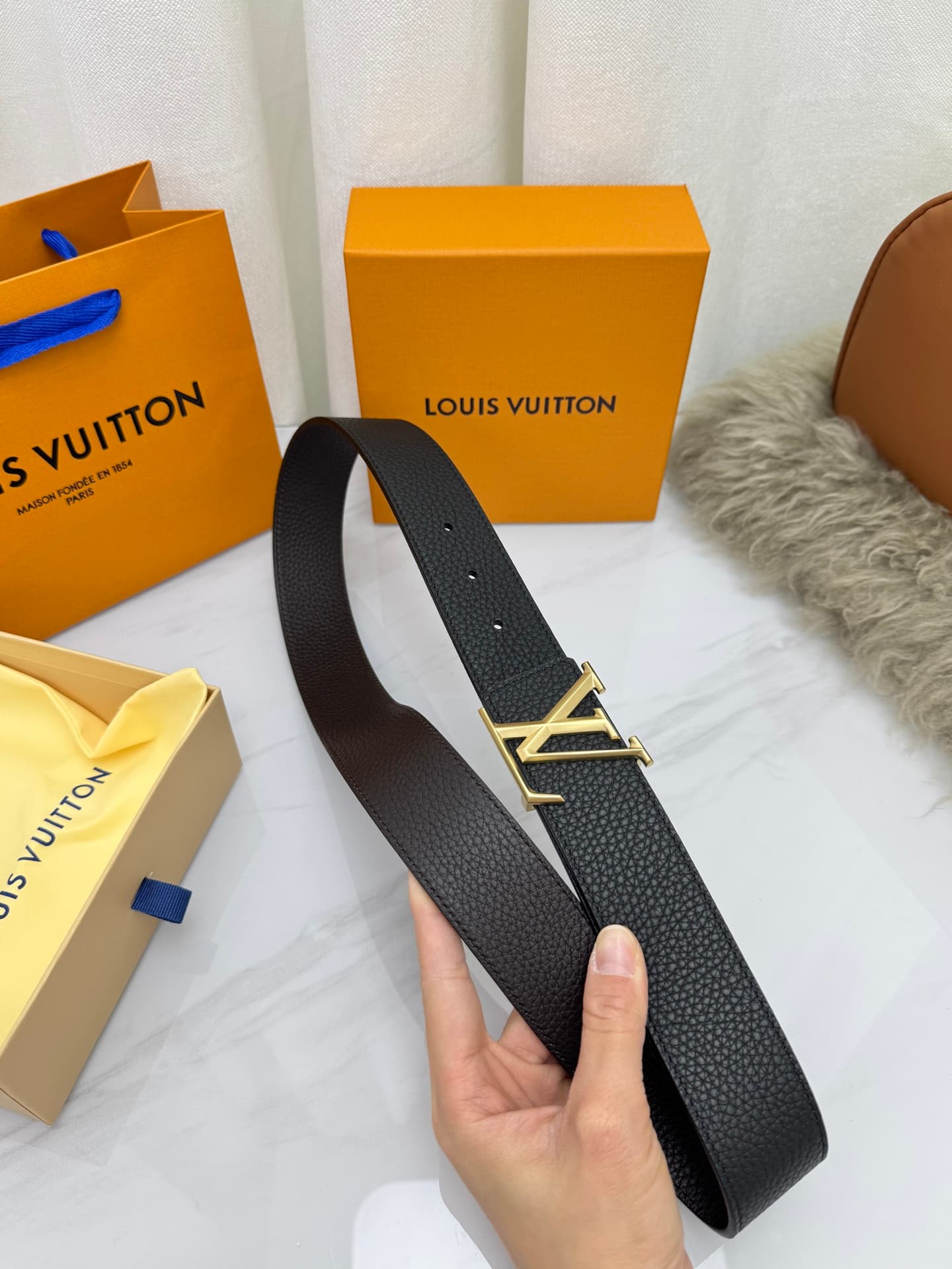 C33000 LV – Luxury modern style. Featured with elegant and sophisticated design elements. Soft and sturdy straps that can be paired with various clothing items, from formal dresses to casual wear. Width: 4.0cm — image 8