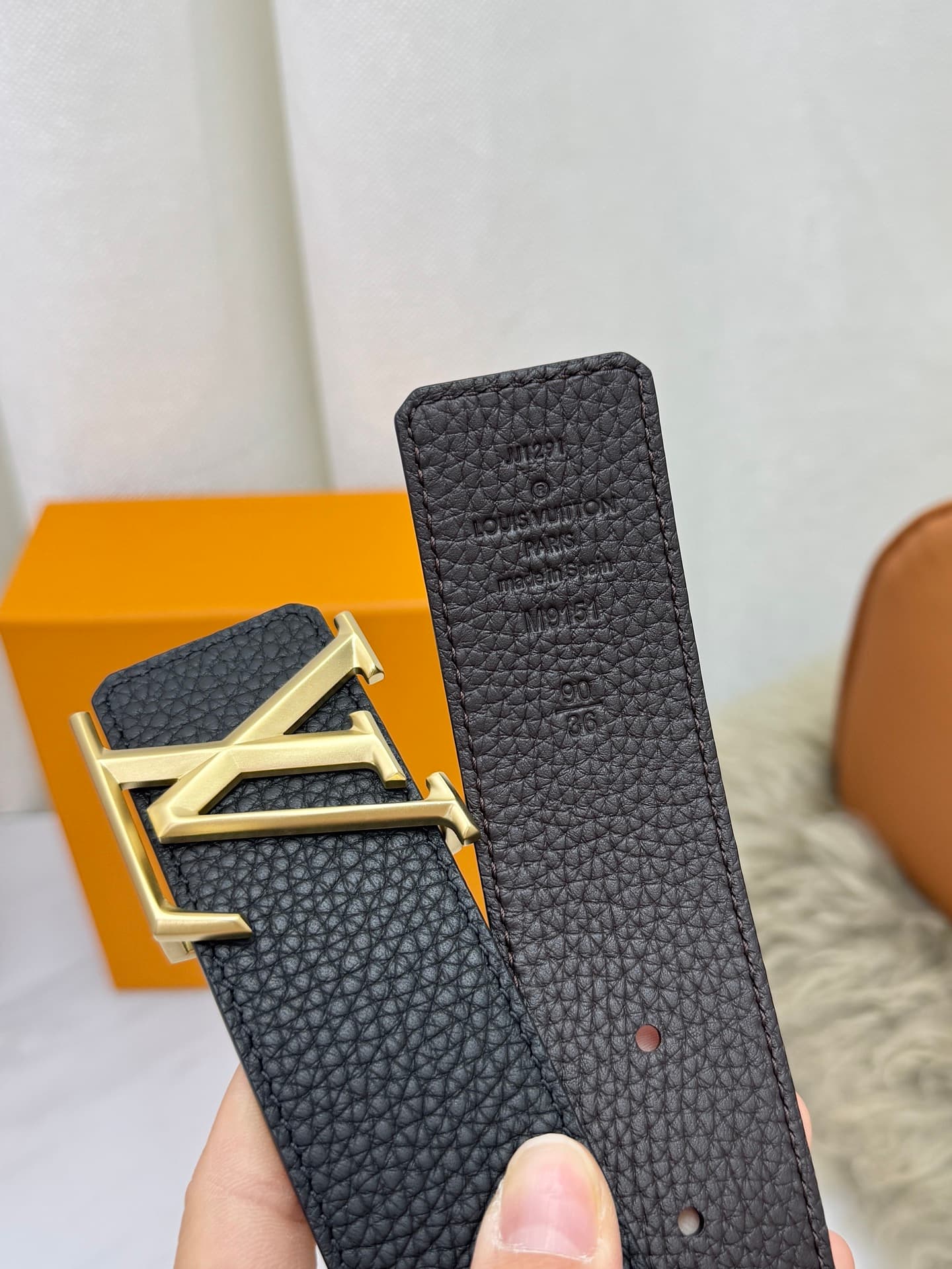 C33000 LV – Luxury modern style. Featured with elegant and sophisticated design elements. Soft and sturdy straps that can be paired with various clothing items, from formal dresses to casual wear. Width: 4.0cm — image 7