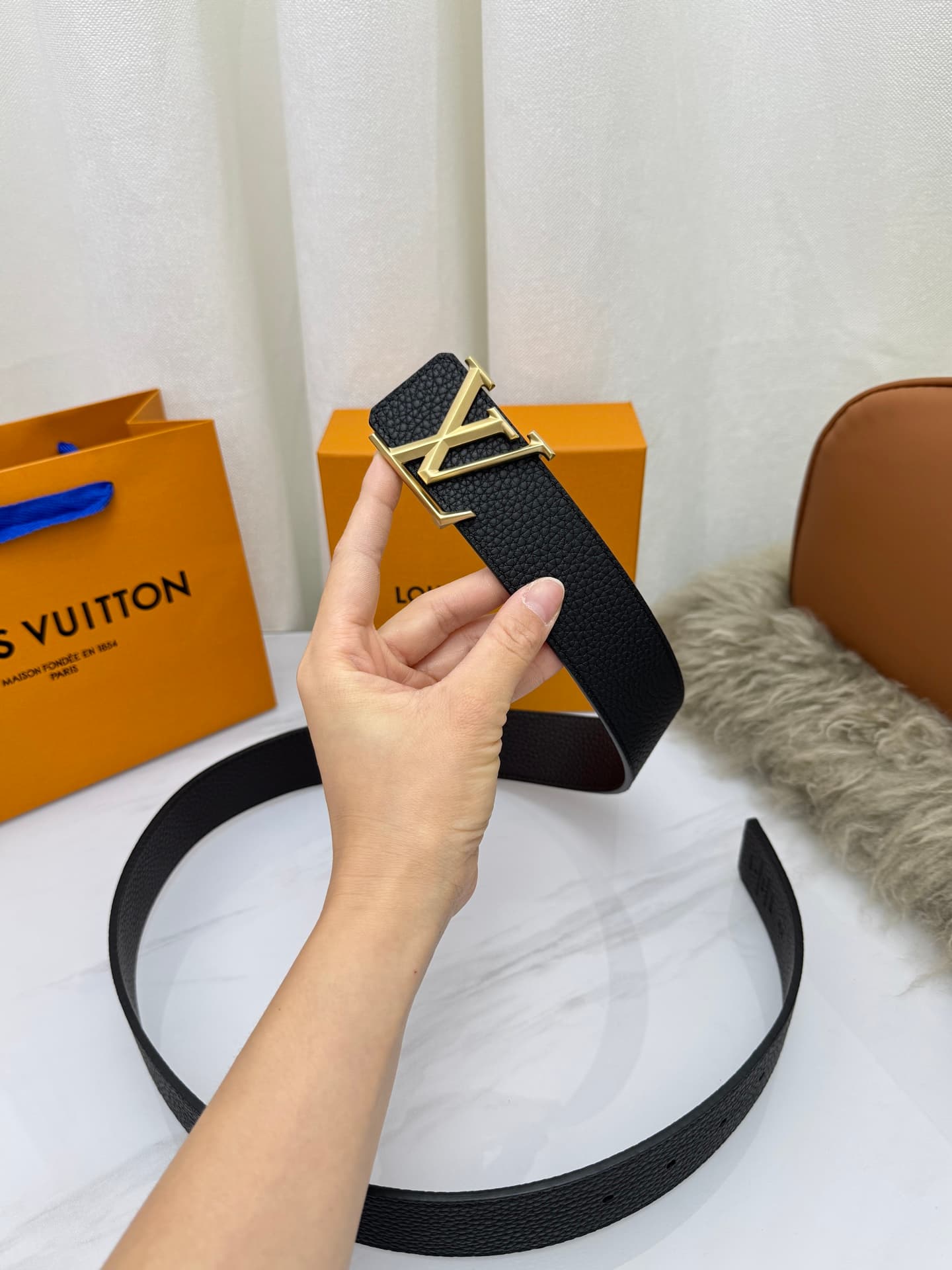 C33000 LV – Luxury modern style. Featured with elegant and sophisticated design elements. Soft and sturdy straps that can be paired with various clothing items, from formal dresses to casual wear. Width: 4.0cm — image 3