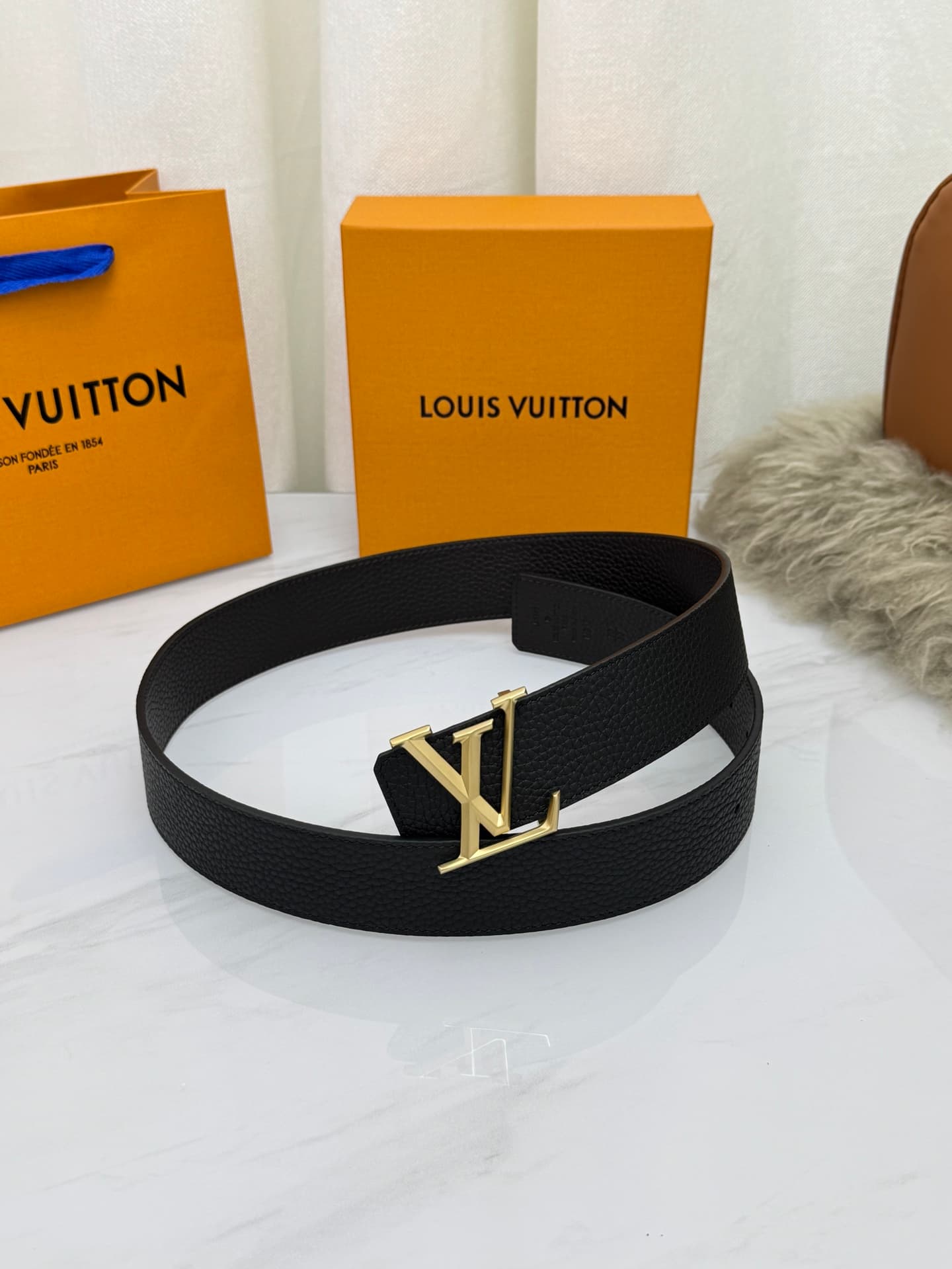 C33000 LV – Luxury modern style. Featured with elegant and sophisticated design elements. Soft and sturdy straps that can be paired with various clothing items, from formal dresses to casual wear. Width: 4.0cm — image 5