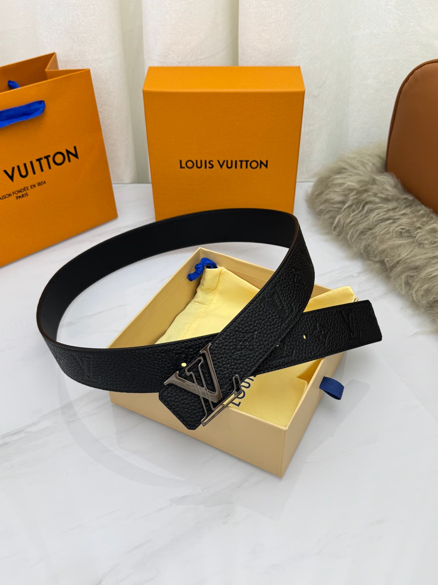 C33004 LV – Luxury modern style. Features elegant and sophisticated design elements. Soft and sturdy straps that can be paired with various clothing items, from formal dresses to casual wear. Width: 4.0cm — image 2