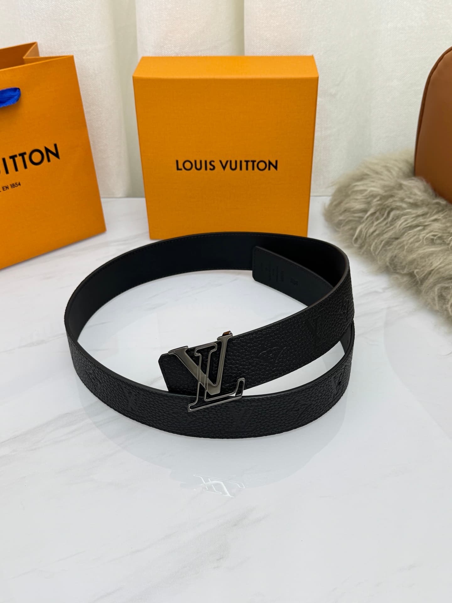 C33004 LV – Luxury modern style. Features elegant and sophisticated design elements. Soft and sturdy straps that can be paired with various clothing items, from formal dresses to casual wear. Width: 4.0cm — image 7