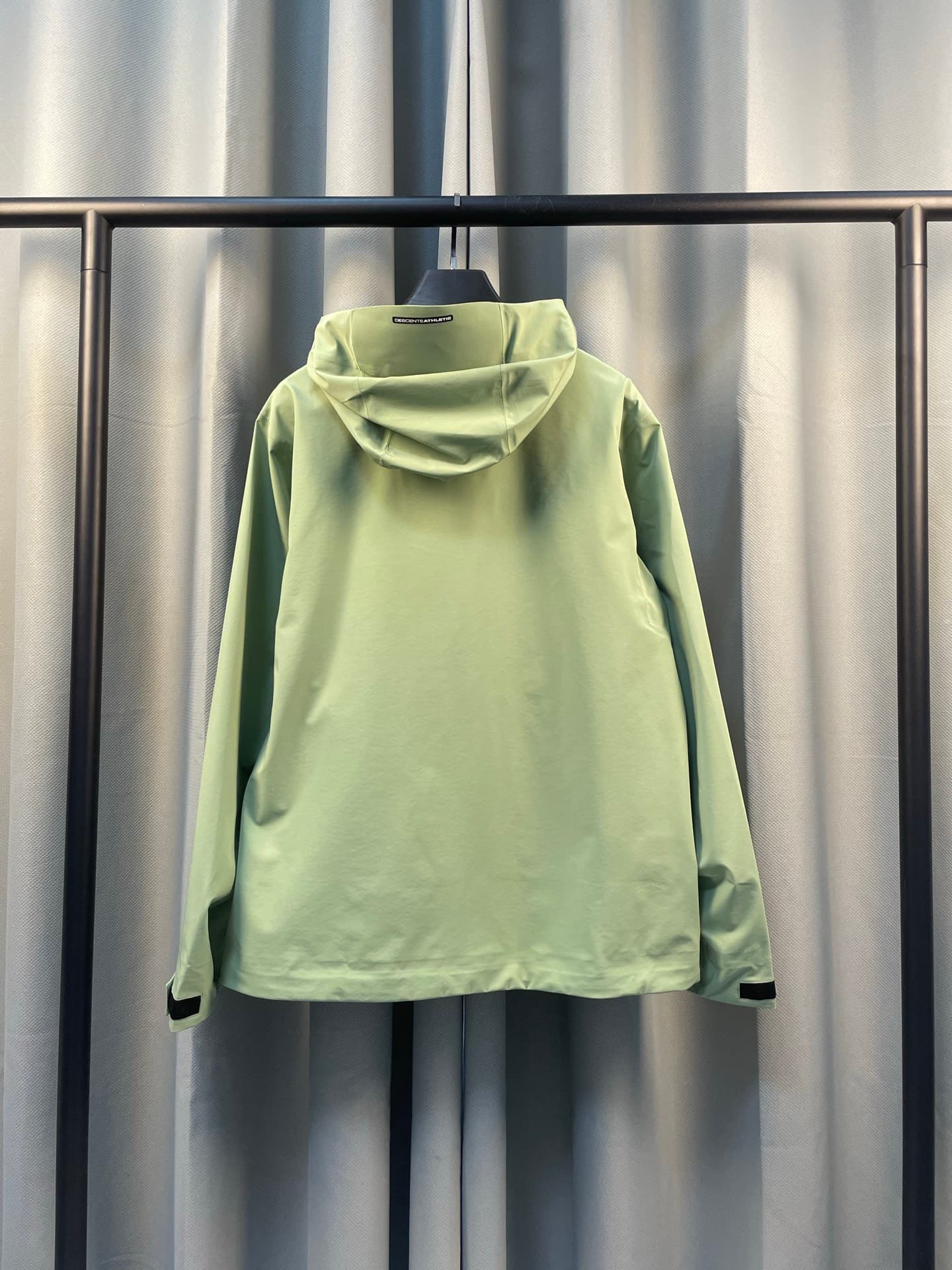 C12535 Descente DESCENTE windproof, waterproof, comfortable caped outdoor jacket; suitable for men and women — image 2