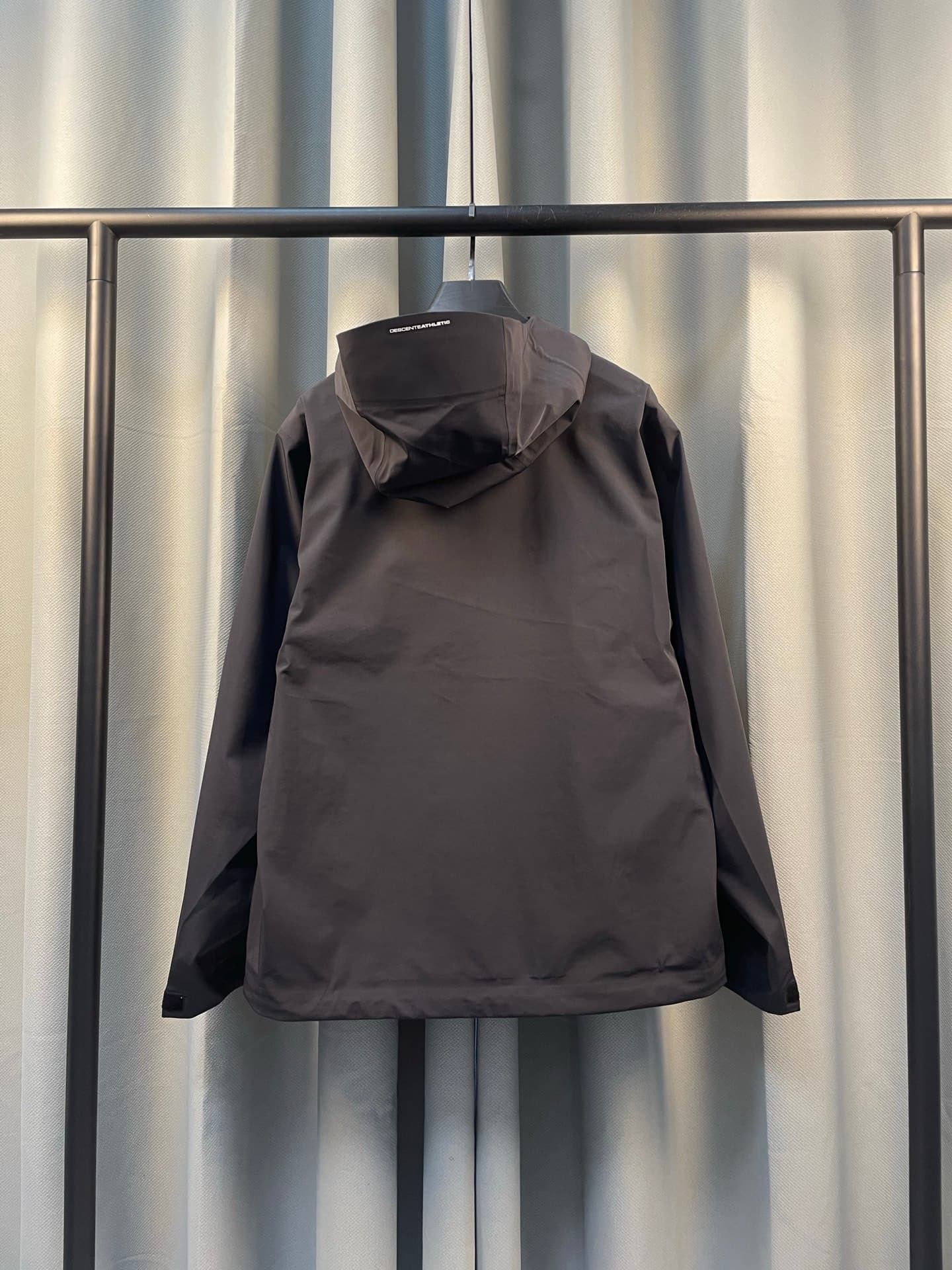 C12533 Descente DESCENTE windproof, waterproof, comfortable caped outdoor jacket; suitable for men and women — image 2