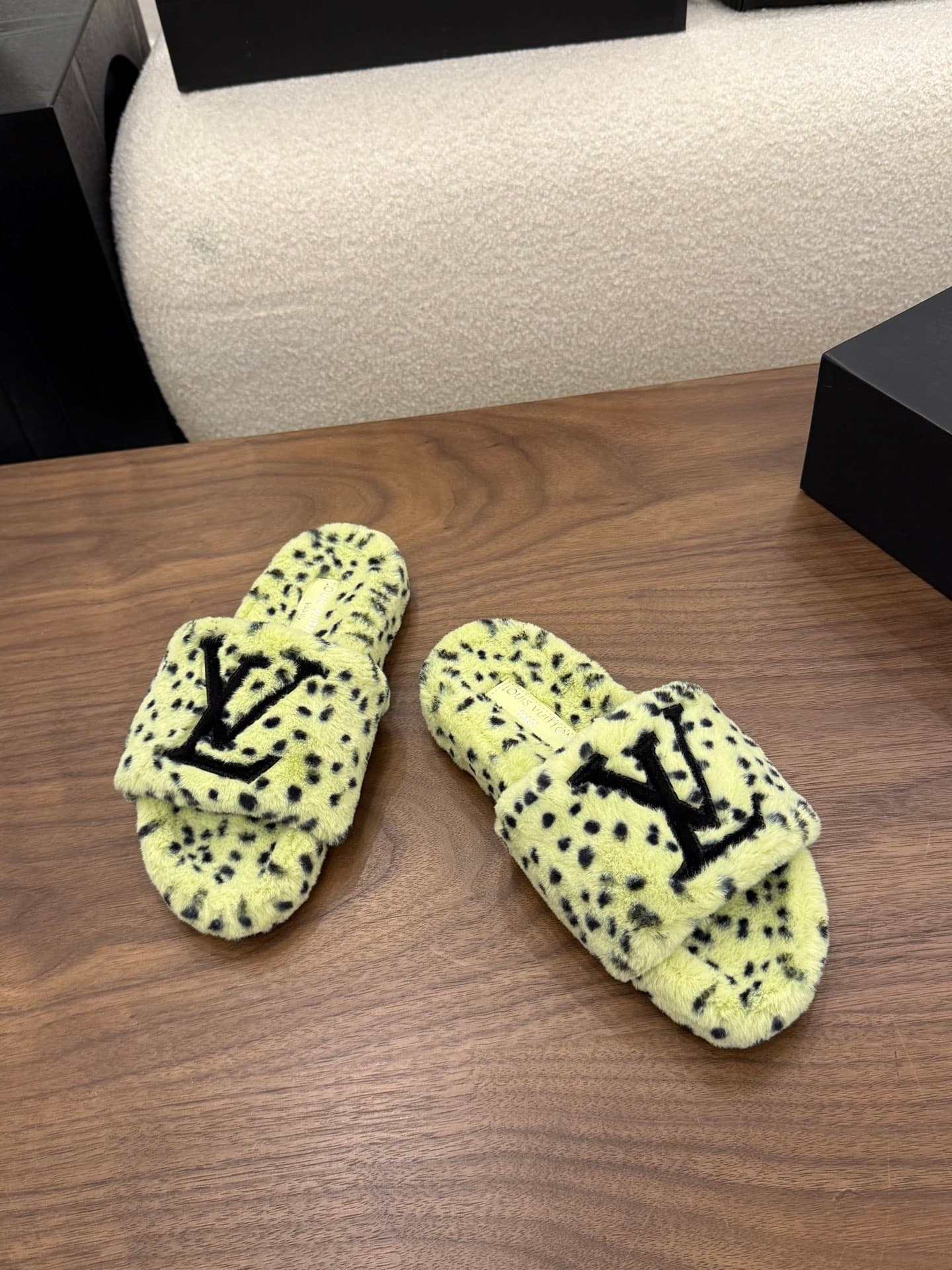 D8948 LV 26K New type of fuzzy slippers! — image 2