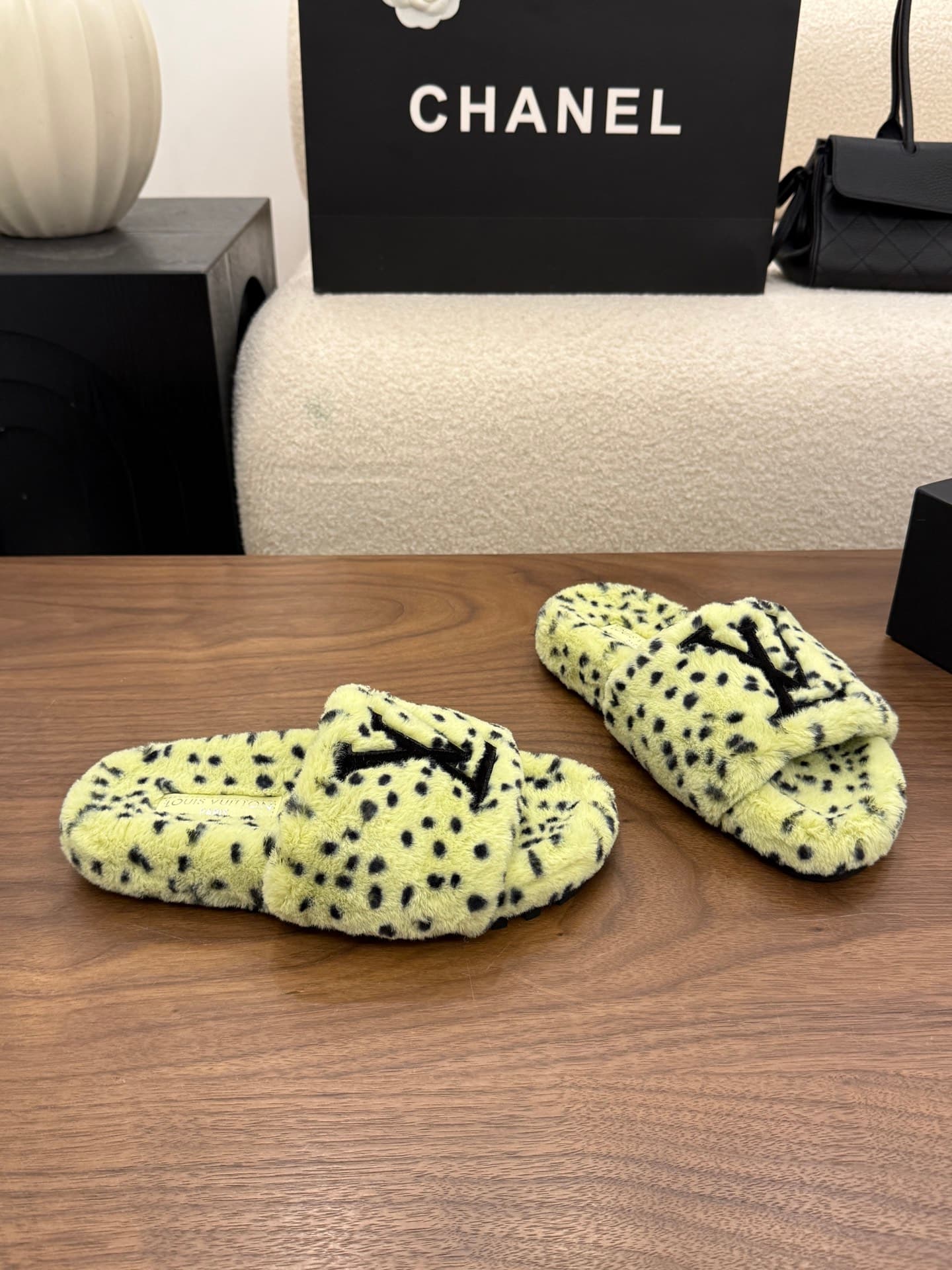 D8948 LV 26K New type of fuzzy slippers! — image 6