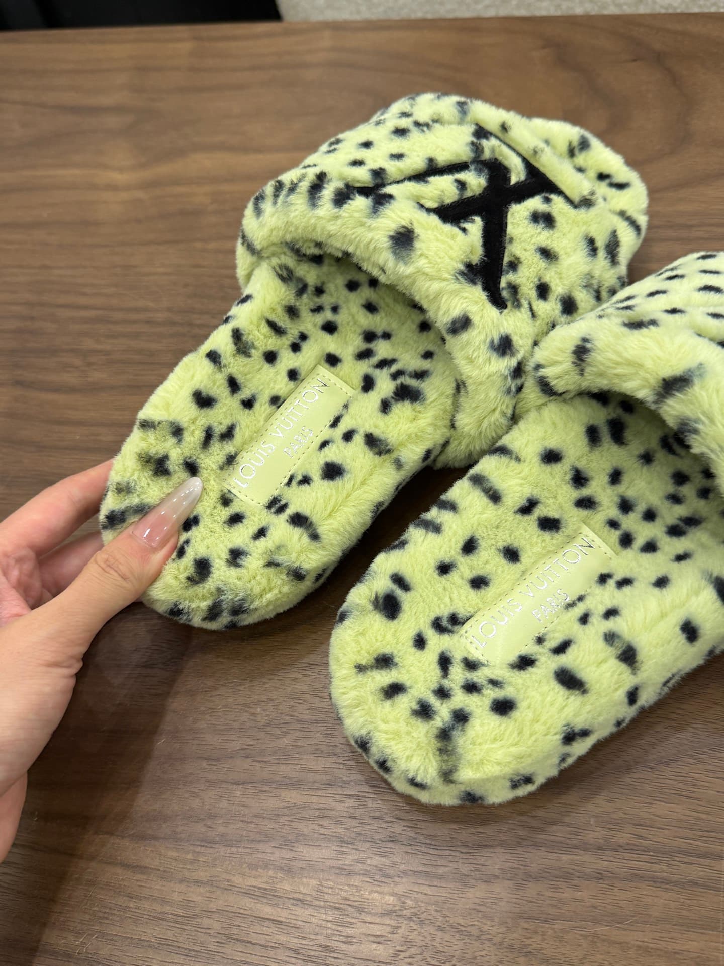 D8948 LV 26K New type of fuzzy slippers! — image 8