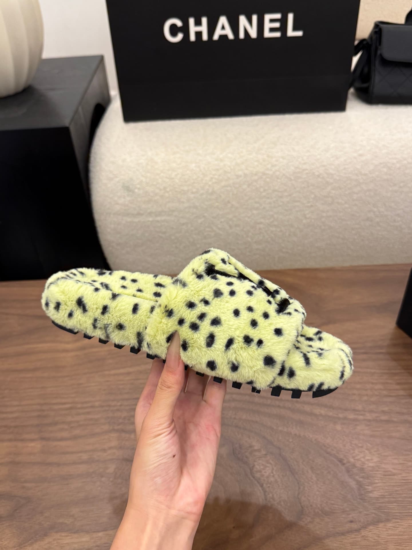 D8948 LV 26K New type of fuzzy slippers! — image 5