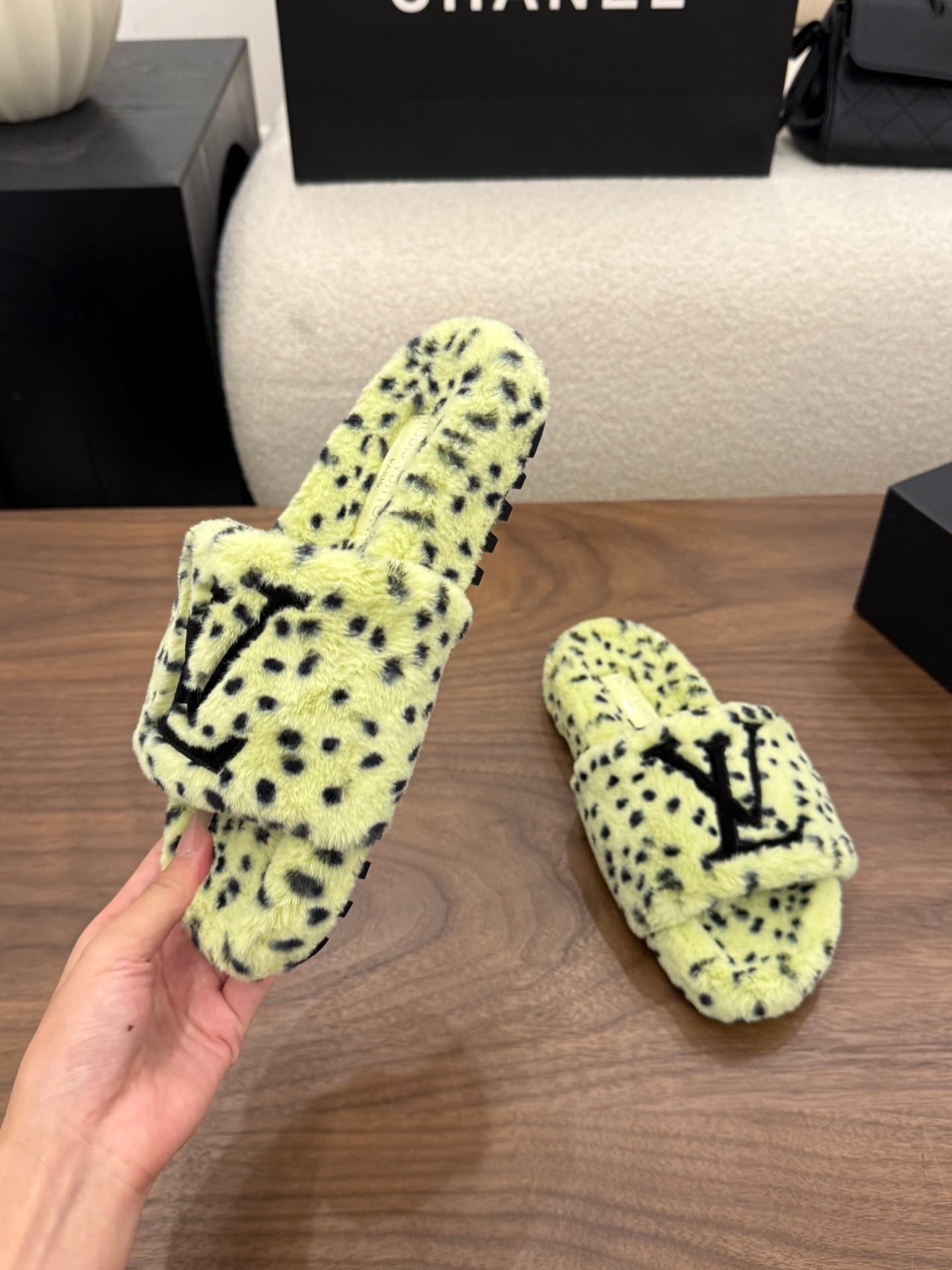 D8948 LV 26K New type of fuzzy slippers! — image 4