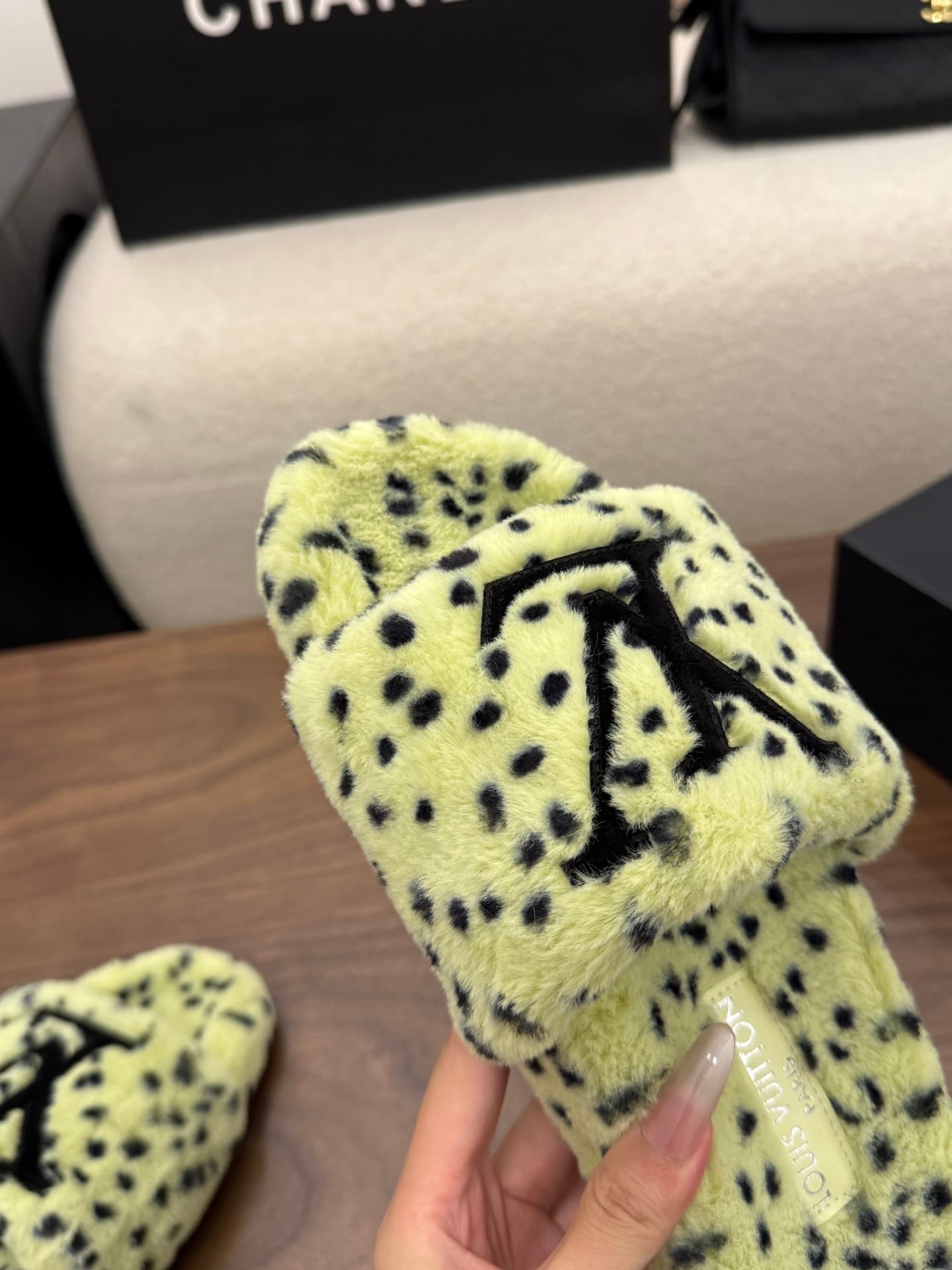 D8948 LV 26K New type of fuzzy slippers! — image 7