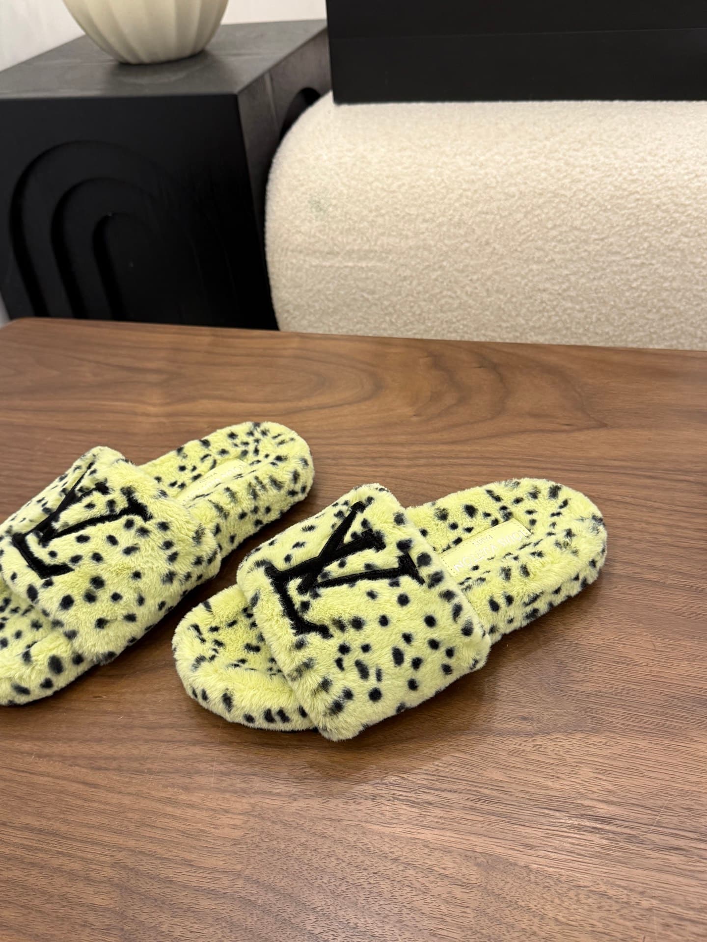 D8948 LV 26K New type of fuzzy slippers! — image 3