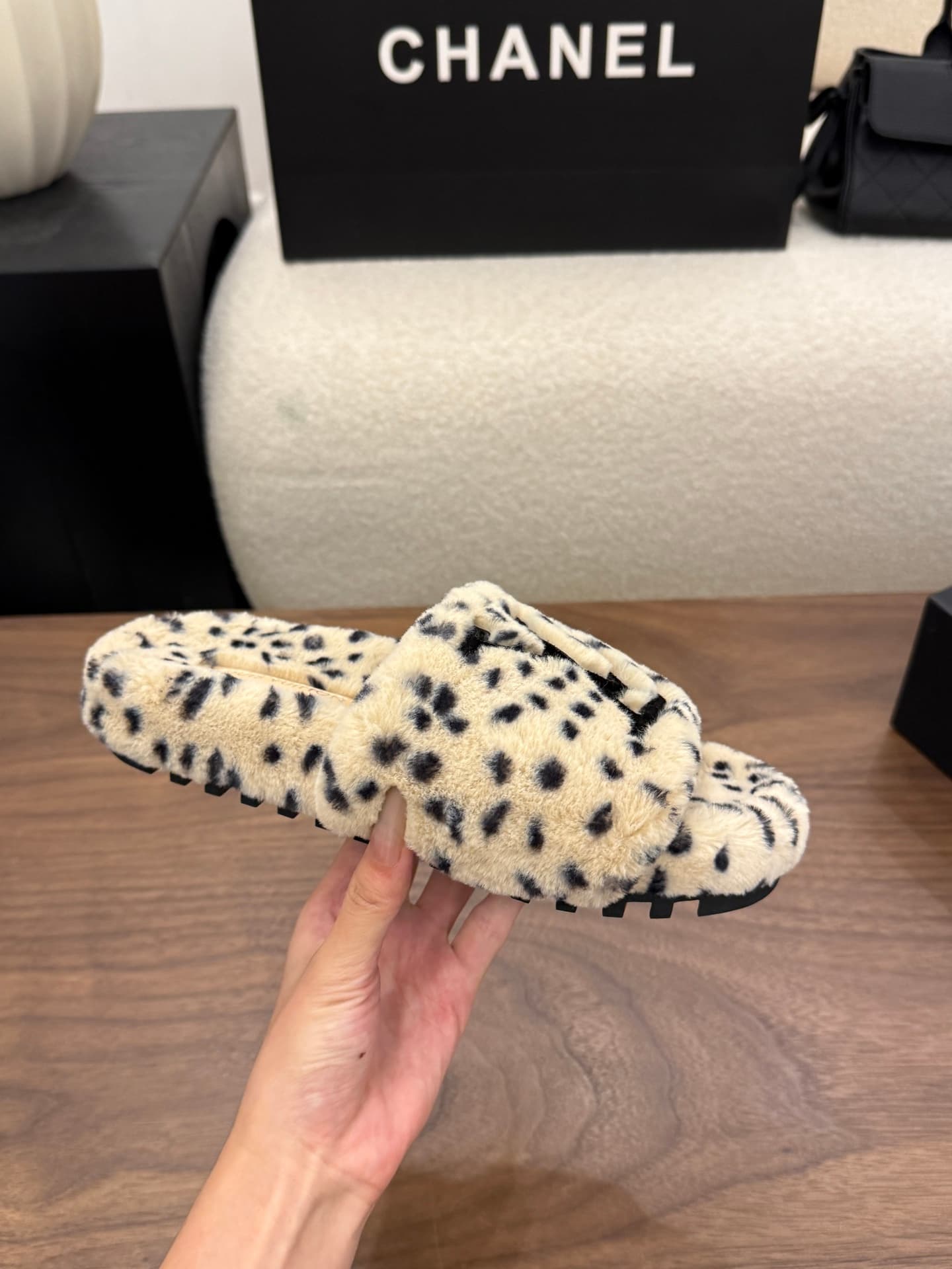 D8952 LV 26K New type of fuzzy slippers! — image 5