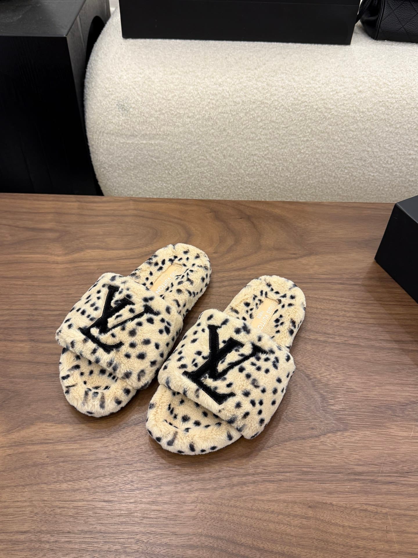 D8952 LV 26K New type of fuzzy slippers! — image 1