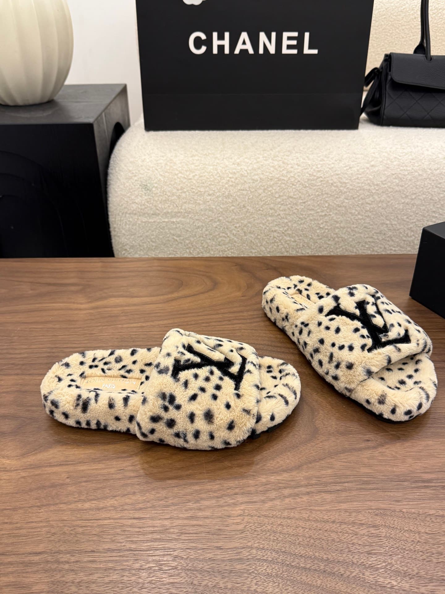 D8952 LV 26K New type of fuzzy slippers! — image 6