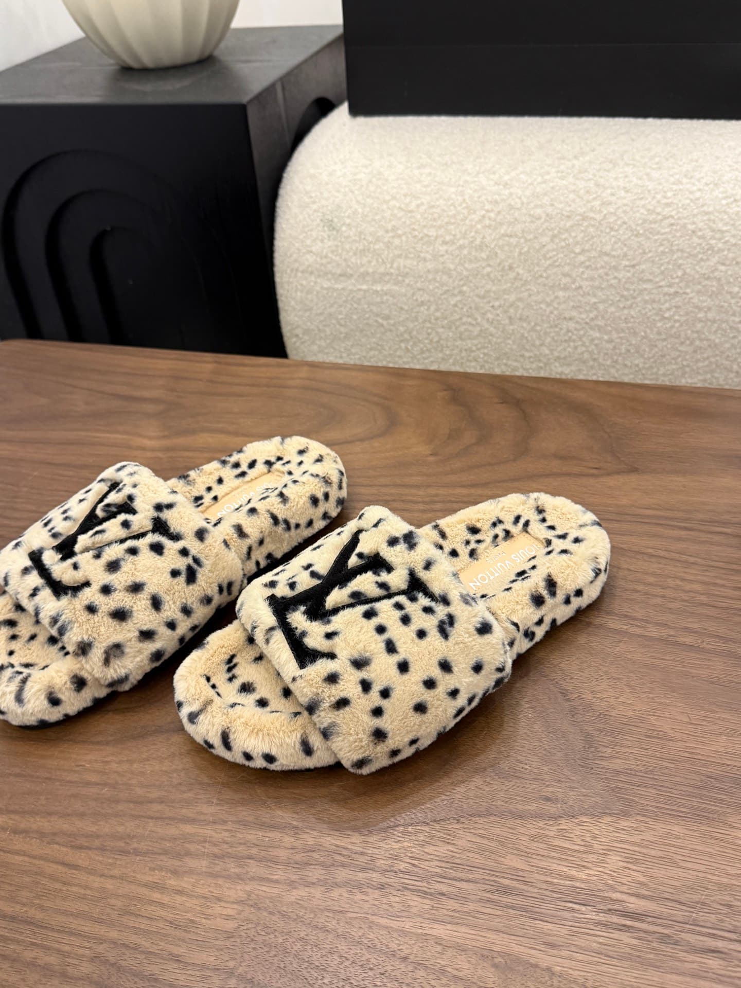 D8952 LV 26K New type of fuzzy slippers! — image 3